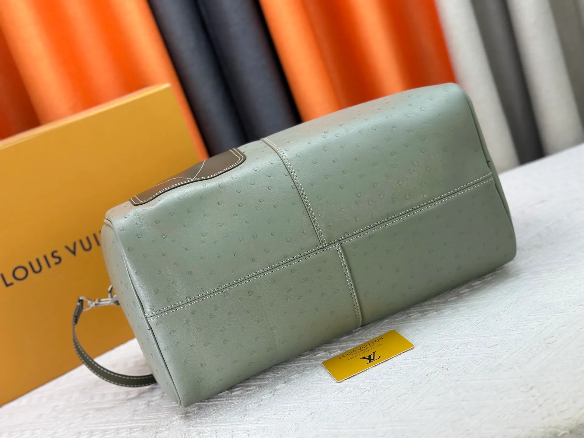 P340 Upgraded original M24420 M24441 M24424 This model has ostrich leather pattern. The Speedy Bandoulière 40 Monogram Leather handbag is made of soft cow leather and uses Monogram pattern to reproduce the elegant look and feel of canvas printing. Dazzling metal hardware, sheepskin lining and nameplate all reflect Creative Director Pharrell Williams' relentless attention to detail. 40x27x20cm (length x height x width)