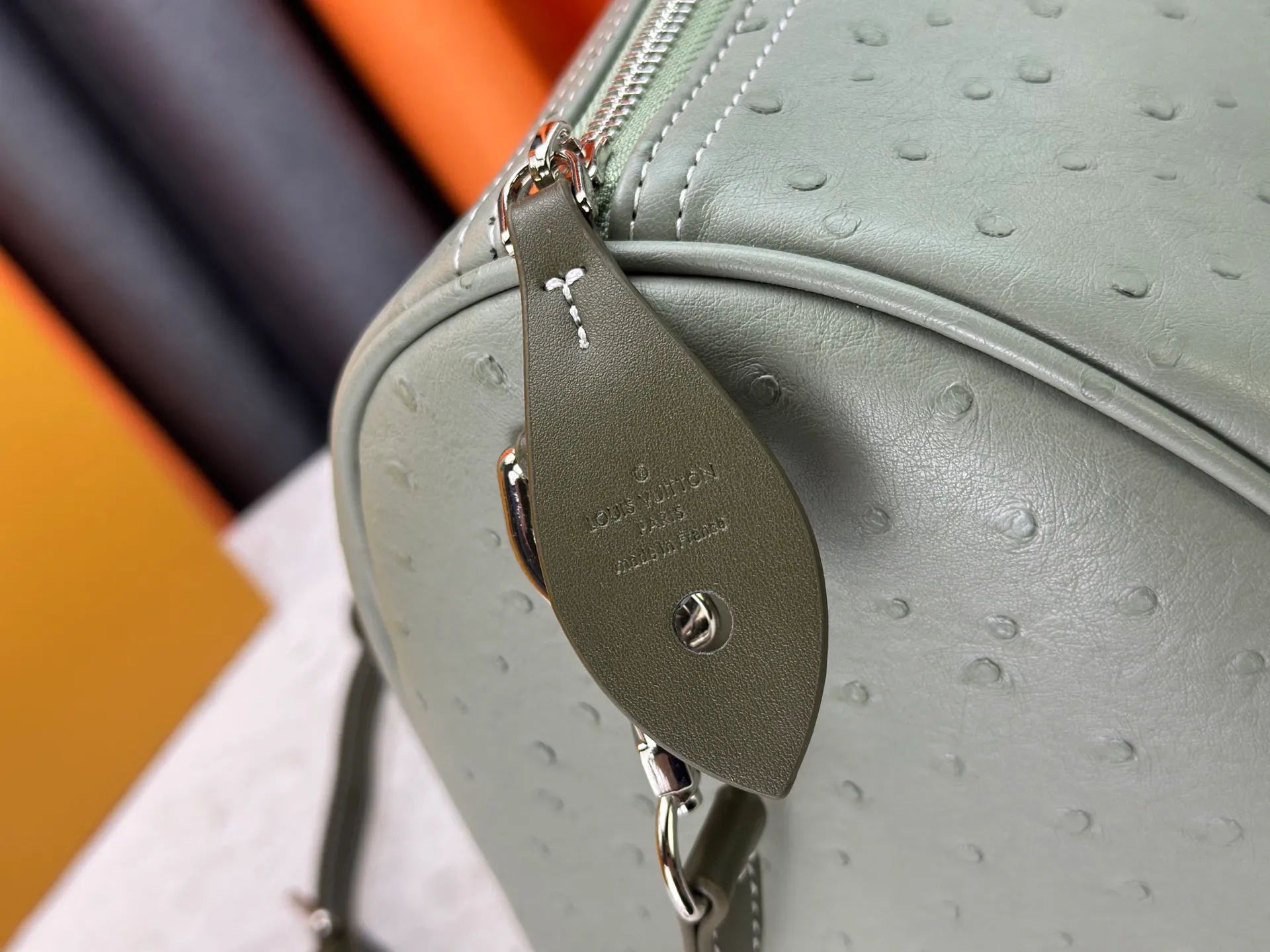 P340 Upgraded original M24420 M24441 M24424 This model has ostrich leather pattern. The Speedy Bandoulière 40 Monogram Leather handbag is made of soft cow leather and uses Monogram pattern to reproduce the elegant look and feel of canvas printing. Dazzling metal hardware, sheepskin lining and nameplate all reflect Creative Director Pharrell Williams' relentless attention to detail. 40x27x20cm (length x height x width)