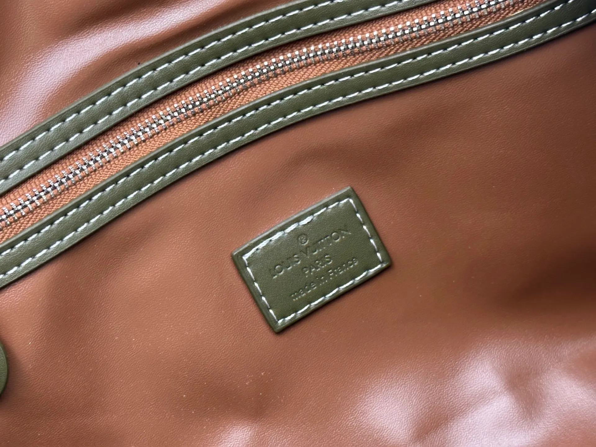 P340 Upgraded original M24420 M24441 M24424 This model has ostrich leather pattern. The Speedy Bandoulière 40 Monogram Leather handbag is made of soft cow leather and uses Monogram pattern to reproduce the elegant look and feel of canvas printing. Dazzling metal hardware, sheepskin lining and nameplate all reflect Creative Director Pharrell Williams' relentless attention to detail. 40x27x20cm (length x height x width)