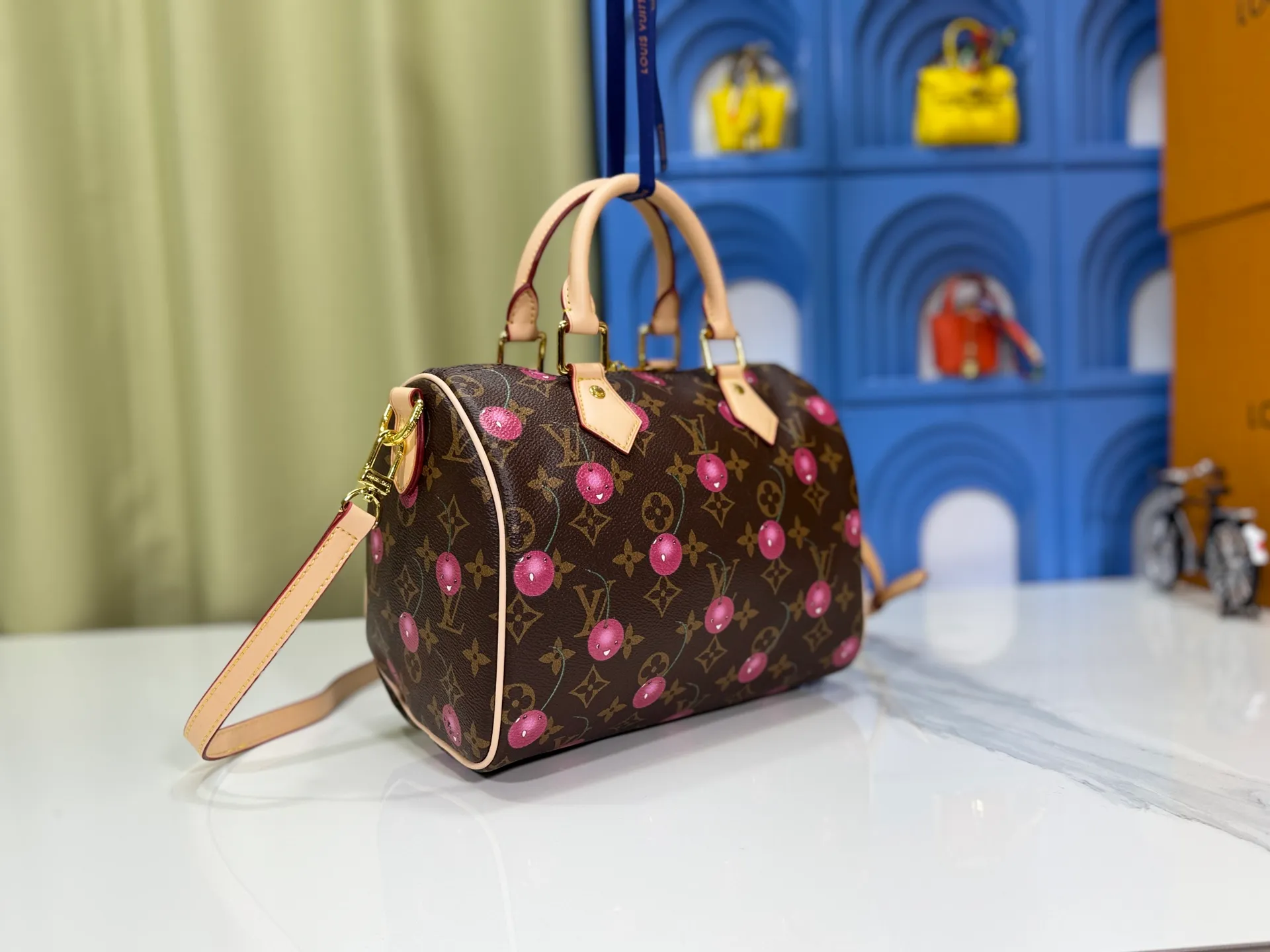 P280 Upgraded original M13805 M13257 M40390 lv Murakami Takashi co-branded cherry blossom 🌸NANOSPEEDY handbag This Nano Speedy handbag combines Monogram canvas and cow leather trim printing, with 33 colorful colors to interpret white tricolor and black tricolor. It has been launched in twelve sections and is very popular around the world and is loved by celebrities and celebrities. 25.0 x 19.0 x 15.0 cm