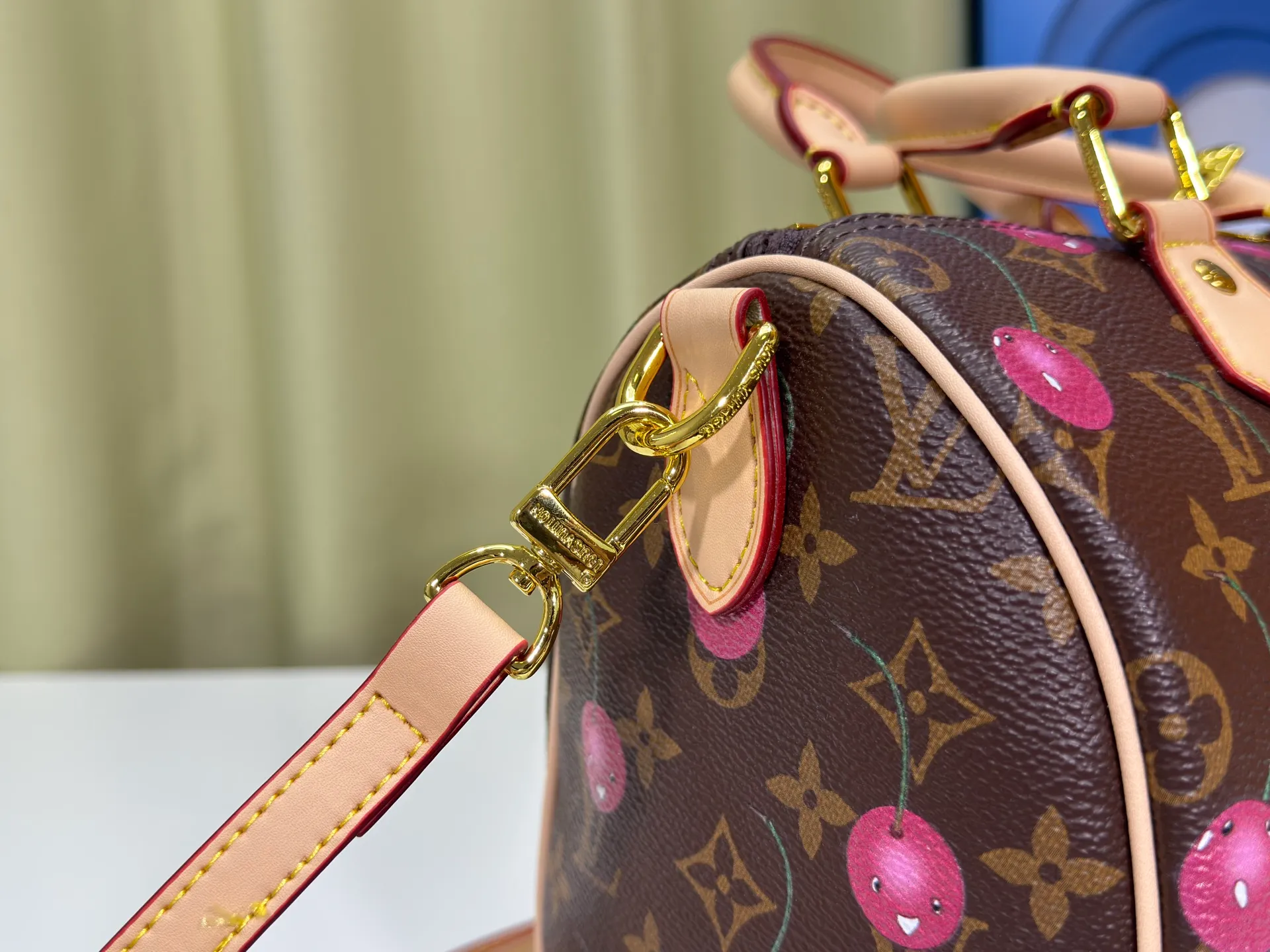 P280 Upgraded original M13805 M13257 M40390 lv Murakami Takashi co-branded cherry blossom 🌸NANOSPEEDY handbag This Nano Speedy handbag combines Monogram canvas and cow leather trim printing, with 33 colorful colors to interpret white tricolor and black tricolor. It has been launched in twelve sections and is very popular around the world and is loved by celebrities and celebrities. 25.0 x 19.0 x 15.0 cm