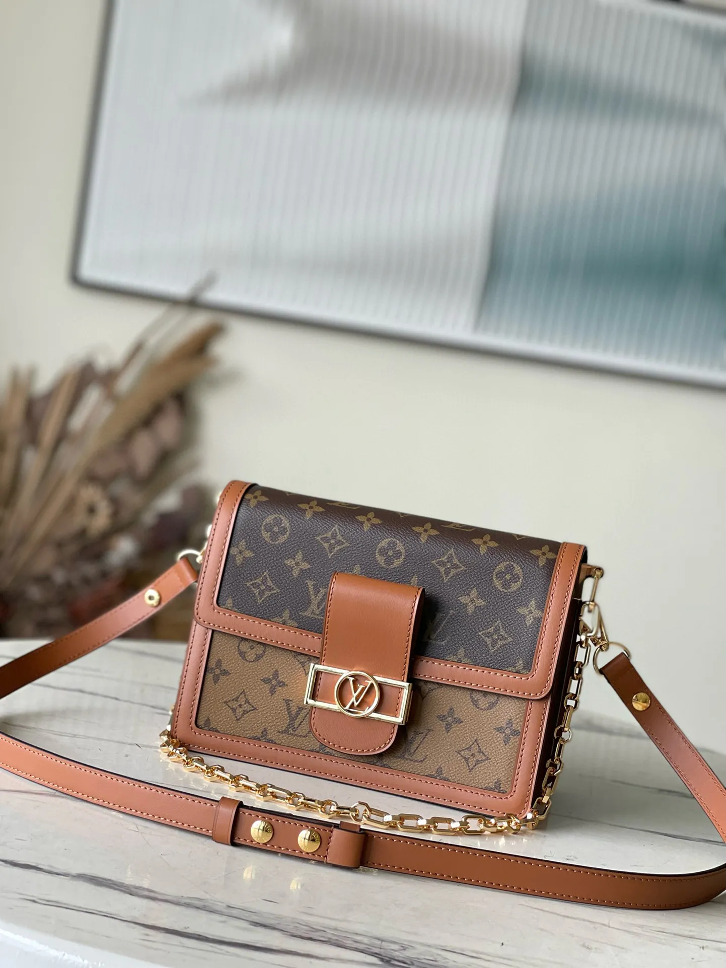 💰880 (price adjustment) Top quality M44391 M45958 Medium New work in the classic Dauphine handbag series: from the 2019 early spring series, an improved design by Nicolas Ghesquière, the artistic director of women's wear. Combining Monogram canvas and Monogram Reverse canvas, equipped with chain straps and magnetic buckles, it shows the brand's tradition in a modern style and shows its fashionable endowment. Dimensions: 25 x 17 x 10.5 cm