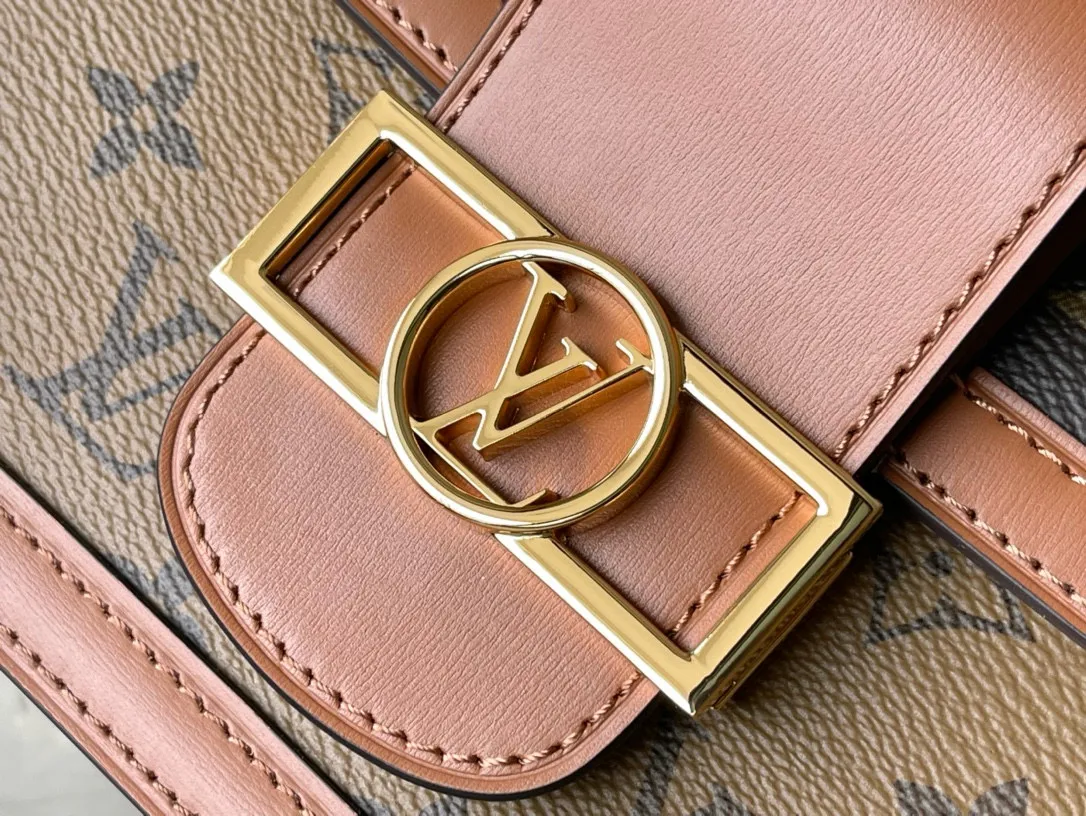 💰880 (price adjustment) Top quality M44391 M45958 Medium New work in the classic Dauphine handbag series: from the 2019 early spring series, an improved design by Nicolas Ghesquière, the artistic director of women's wear. Combining Monogram canvas and Monogram Reverse canvas, equipped with chain straps and magnetic buckles, it shows the brand's tradition in a modern style and shows its fashionable endowment. Dimensions: 25 x 17 x 10.5 cm