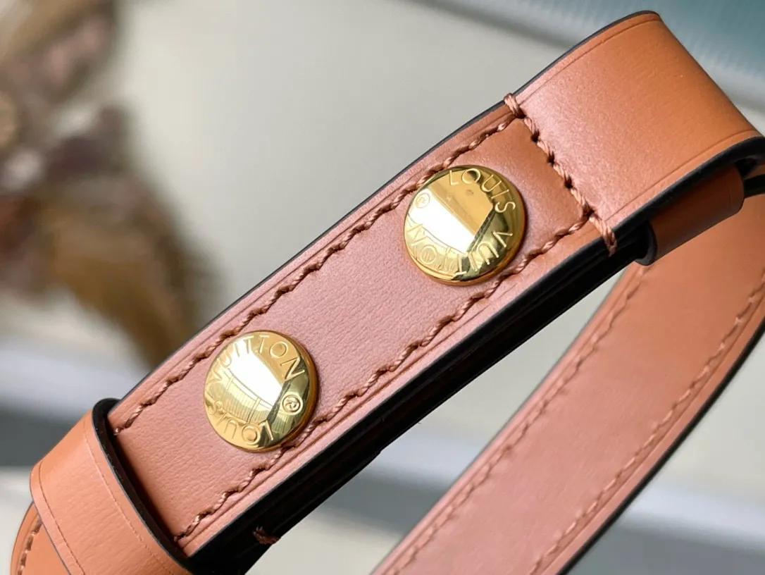 💰880 (price adjustment) Top quality M44391 M45958 Medium New work in the classic Dauphine handbag series: from the 2019 early spring series, an improved design by Nicolas Ghesquière, the artistic director of women's wear. Combining Monogram canvas and Monogram Reverse canvas, equipped with chain straps and magnetic buckles, it shows the brand's tradition in a modern style and shows its fashionable endowment. Dimensions: 25 x 17 x 10.5 cm