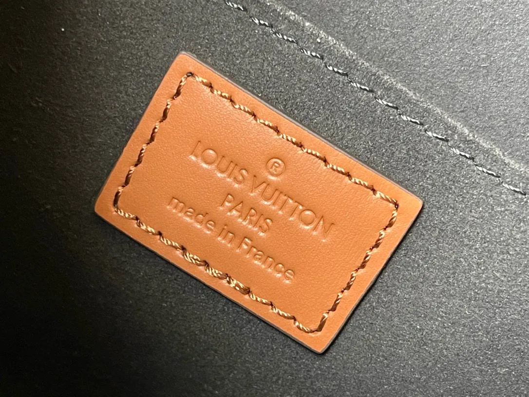 💰880 (price adjustment) Top quality M44391 M45958 Medium New work in the classic Dauphine handbag series: from the 2019 early spring series, an improved design by Nicolas Ghesquière, the artistic director of women's wear. Combining Monogram canvas and Monogram Reverse canvas, equipped with chain straps and magnetic buckles, it shows the brand's tradition in a modern style and shows its fashionable endowment. Dimensions: 25 x 17 x 10.5 cm