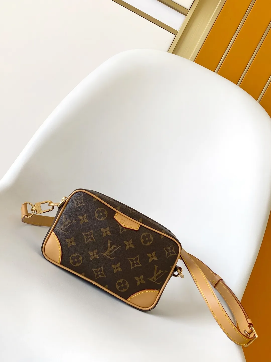 💰980 Top Original Order Dynamic code change M14058 Trocadéro mini handbag is made of Monogram canvas material, vintage cow leather trim and reinforced front corners. It pays tribute to Louis Vuitton's legendary history and combines retro charm with refined modernity. Inspired by Louis Vuitton's cross-body bags designed in the 1980s, it features a removable and adjustable shoulder strap. 20.0 x 13.0 x 6.5 cm (L x H x W) • Monogram coated canvas • Distressed cowhide leather trim • Textile lining • Distressed hardware • Zip closure • Main compartment • Front corner • Front patch • Shoulder strap: removable, adjustable • Half-length strap: 42.0 cm • Half-length strap adjustable to: 55.0 cm