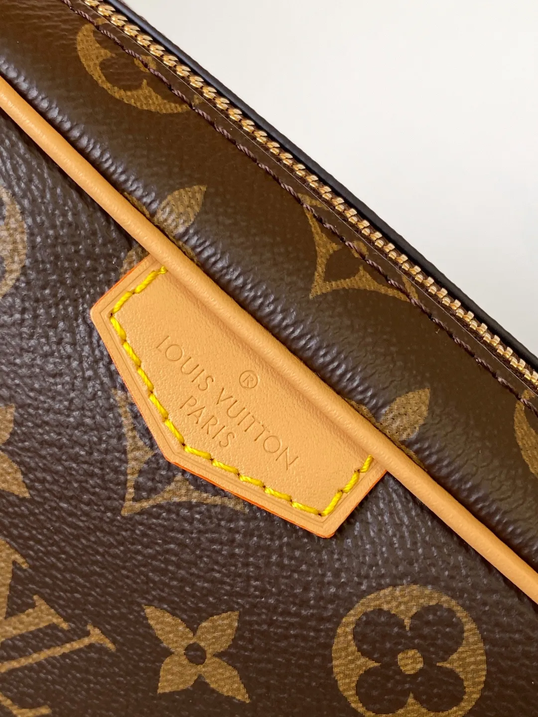 💰980 Top Original Order Dynamic code change M14058 Trocadéro mini handbag is made of Monogram canvas material, vintage cow leather trim and reinforced front corners. It pays tribute to Louis Vuitton's legendary history and combines retro charm with refined modernity. Inspired by Louis Vuitton's cross-body bags designed in the 1980s, it features a removable and adjustable shoulder strap. 20.0 x 13.0 x 6.5 cm (L x H x W) • Monogram coated canvas • Distressed cowhide leather trim • Textile lining • Distressed hardware • Zip closure • Main compartment • Front corner • Front patch • Shoulder strap: removable, adjustable • Half-length strap: 42.0 cm • Half-length strap adjustable to: 55.0 cm