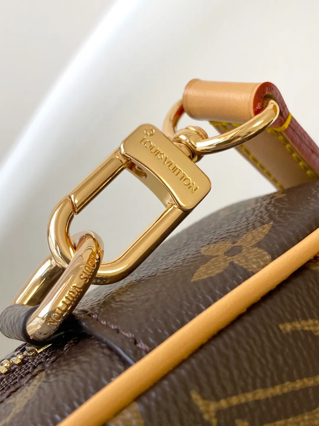 💰980 Top Original Order Dynamic code change M14058 Trocadéro mini handbag is made of Monogram canvas material, vintage cow leather trim and reinforced front corners. It pays tribute to Louis Vuitton's legendary history and combines retro charm with refined modernity. Inspired by Louis Vuitton's cross-body bags designed in the 1980s, it features a removable and adjustable shoulder strap. 20.0 x 13.0 x 6.5 cm (L x H x W) • Monogram coated canvas • Distressed cowhide leather trim • Textile lining • Distressed hardware • Zip closure • Main compartment • Front corner • Front patch • Shoulder strap: removable, adjustable • Half-length strap: 42.0 cm • Half-length strap adjustable to: 55.0 cm