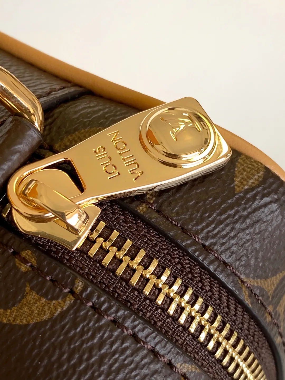 💰980 Top Original Order Dynamic code change M14058 Trocadéro mini handbag is made of Monogram canvas material, vintage cow leather trim and reinforced front corners. It pays tribute to Louis Vuitton's legendary history and combines retro charm with refined modernity. Inspired by Louis Vuitton's cross-body bags designed in the 1980s, it features a removable and adjustable shoulder strap. 20.0 x 13.0 x 6.5 cm (L x H x W) • Monogram coated canvas • Distressed cowhide leather trim • Textile lining • Distressed hardware • Zip closure • Main compartment • Front corner • Front patch • Shoulder strap: removable, adjustable • Half-length strap: 42.0 cm • Half-length strap adjustable to: 55.0 cm