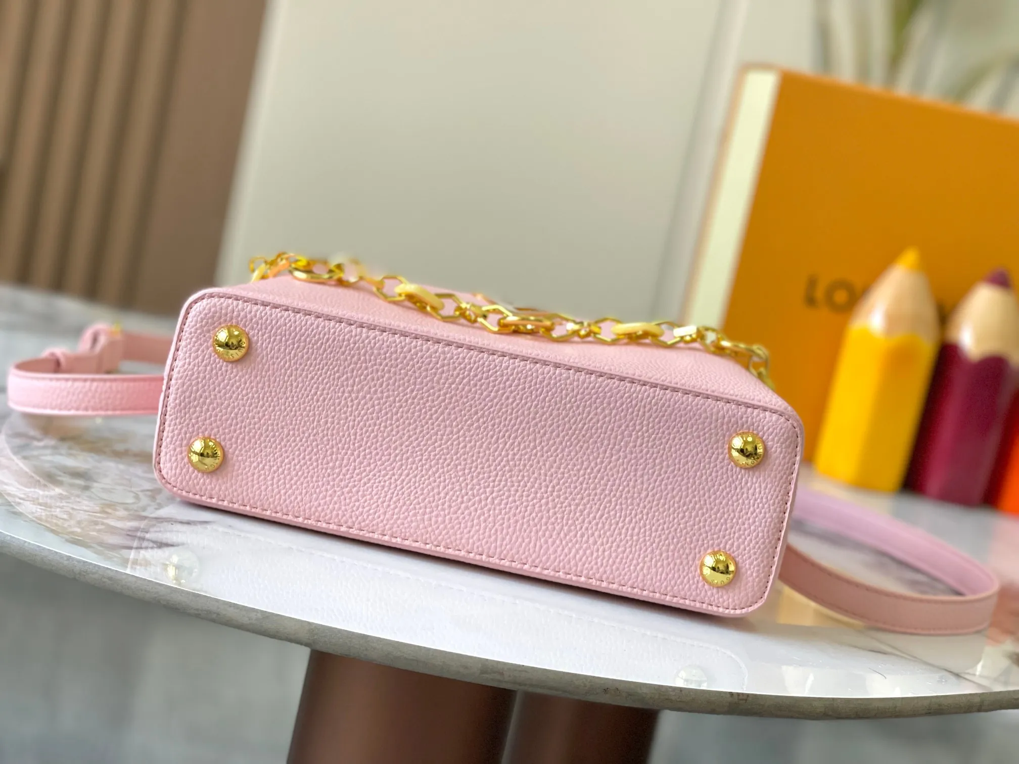 p480 [Guangzhou top-quality original version] M14971 Pink This CapucinesBB handbag quotes the design elements of the Harmony series and tells the inspiration of the Monogram flower with a gorgeous chain. The Taurillon cow leather bag is embellished with the resin-coated LV logo, and the flap can be opened externally or internally to reveal a neat interior with multiple pockets. Size:27×18×9cm
