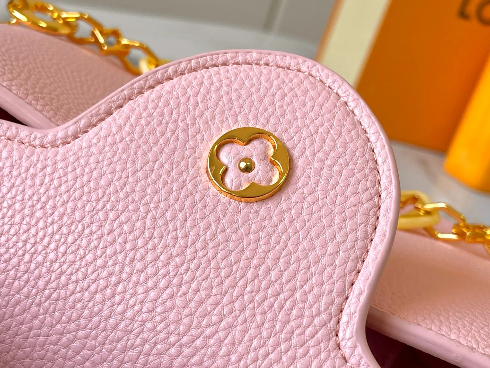 p480 [Guangzhou top-quality original version] M14971 Pink This CapucinesBB handbag quotes the design elements of the Harmony series and tells the inspiration of the Monogram flower with a gorgeous chain. The Taurillon cow leather bag is embellished with the resin-coated LV logo, and the flap can be opened externally or internally to reveal a neat interior with multiple pockets. Size:27×18×9cm