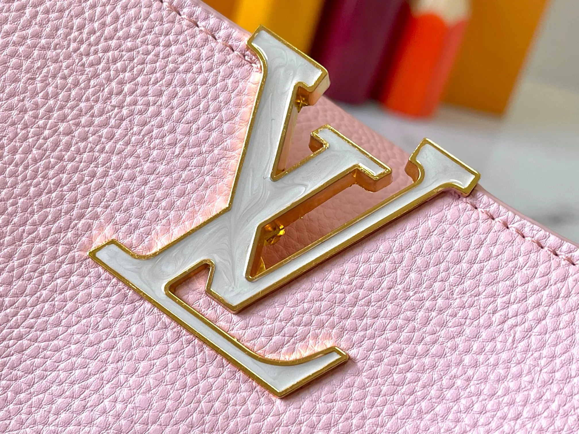 p480 [Guangzhou top-quality original version] M14971 Pink This CapucinesBB handbag quotes the design elements of the Harmony series and tells the inspiration of the Monogram flower with a gorgeous chain. The Taurillon cow leather bag is embellished with the resin-coated LV logo, and the flap can be opened externally or internally to reveal a neat interior with multiple pockets. Size:27×18×9cm