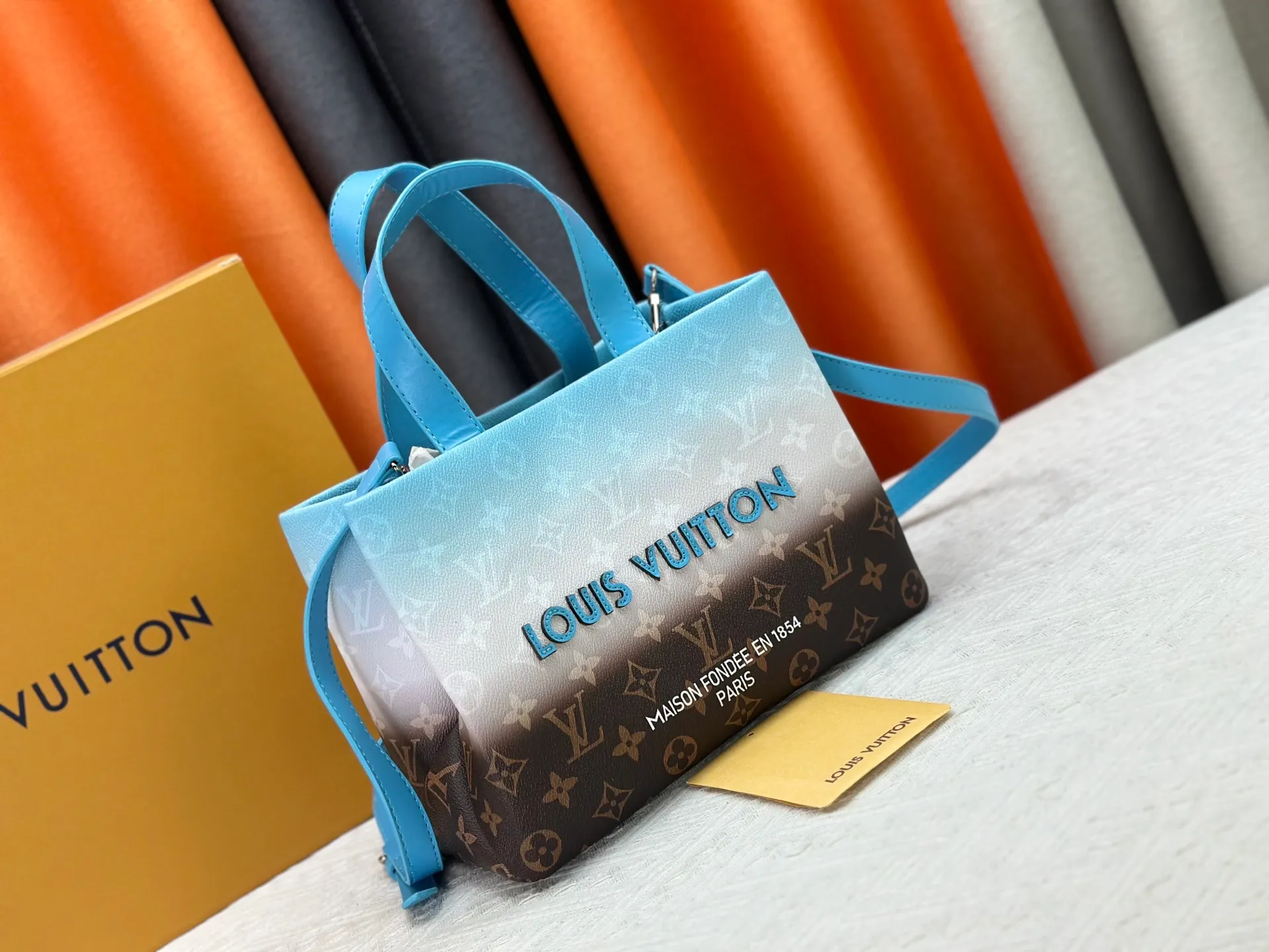 P280 M13940 Gradient Pink Gradient Blue Khaki Color Check Black Check Presbyopia Orange Black Green Pink PHARREL and NIGO collection’s joint series top original order This Shopper medium handbag draws inspiration from Louis Vuitton shopping bags, with the words Louis Vuitton and Maison Fondée En 1854 written on soft cow leather, with a top handle and a detachable shoulder strap. 25x19x11 • Cow leather • Cow leather trim • Textile lining • Metal hardware • Musketon closure • Main compartment • Zip pocket • Double patch pockets • Handles: Double handle
