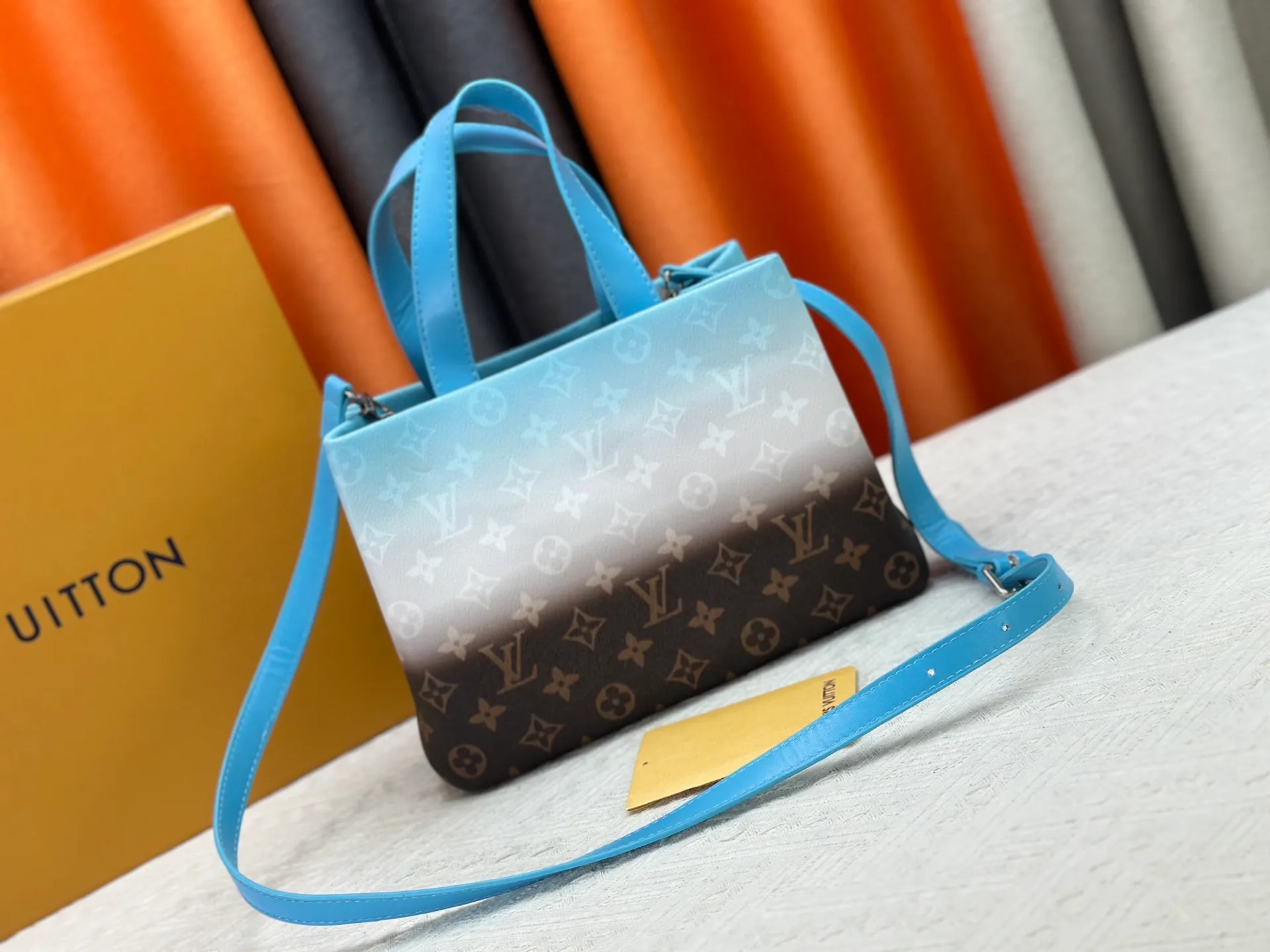 P280 M13940 Gradient Pink Gradient Blue Khaki Color Check Black Check Presbyopia Orange Black Green Pink PHARREL and NIGO collection’s joint series top original order This Shopper medium handbag draws inspiration from Louis Vuitton shopping bags, with the words Louis Vuitton and Maison Fondée En 1854 written on soft cow leather, with a top handle and a detachable shoulder strap. 25x19x11 • Cow leather • Cow leather trim • Textile lining • Metal hardware • Musketon closure • Main compartment • Zip pocket • Double patch pockets • Handles: Double handle