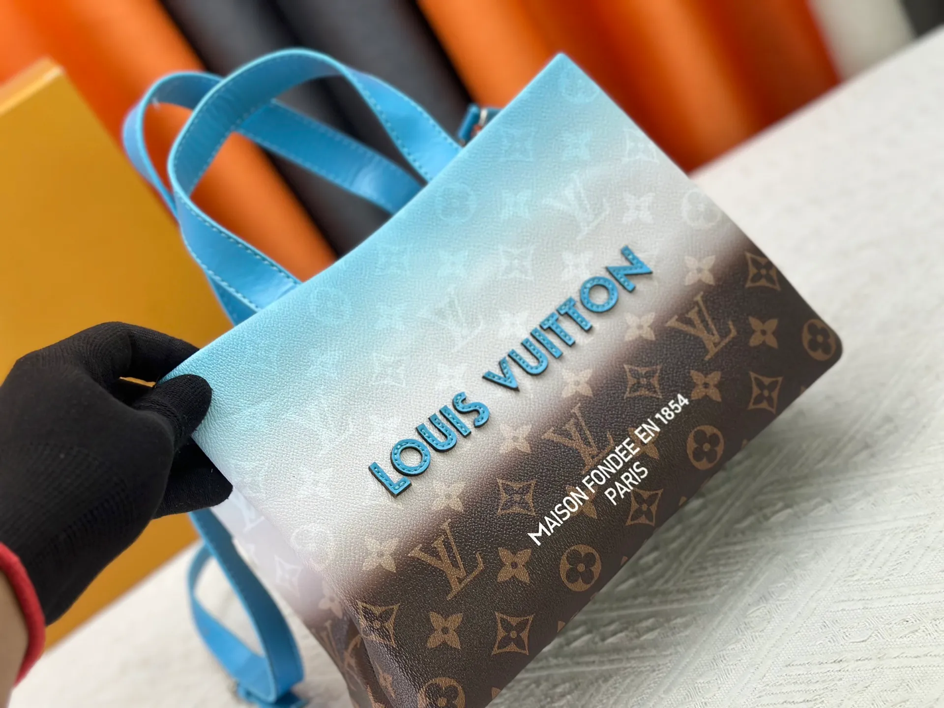 P280 M13940 Gradient Pink Gradient Blue Khaki Color Check Black Check Presbyopia Orange Black Green Pink PHARREL and NIGO collection’s joint series top original order This Shopper medium handbag draws inspiration from Louis Vuitton shopping bags, with the words Louis Vuitton and Maison Fondée En 1854 written on soft cow leather, with a top handle and a detachable shoulder strap. 25x19x11 • Cow leather • Cow leather trim • Textile lining • Metal hardware • Musketon closure • Main compartment • Zip pocket • Double patch pockets • Handles: Double handle