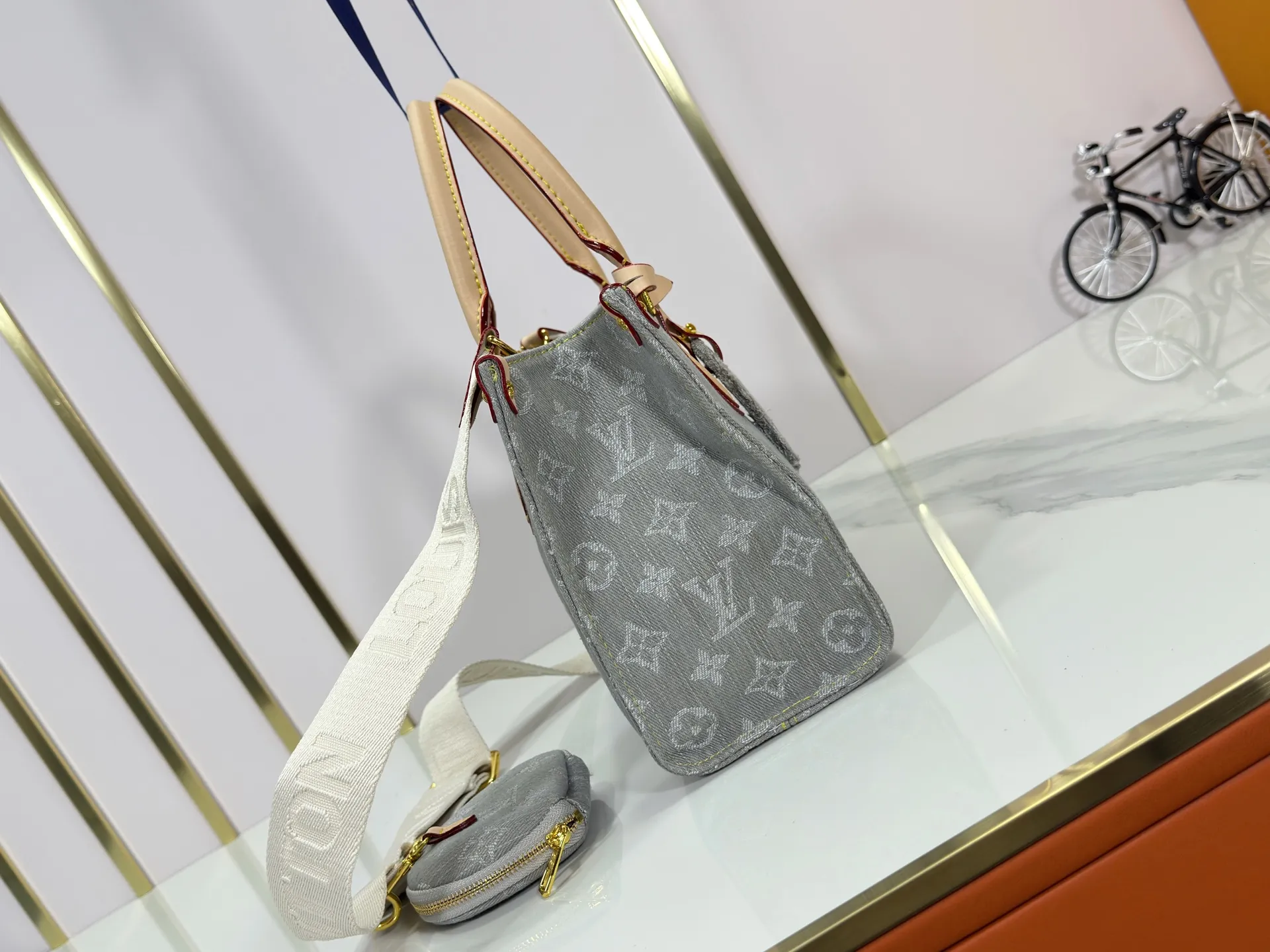 P300 Upgraded original M46373 M13189 M46871 Denim square bag series Onthego medium handbag (denim denim) This Onthego medium handbag is renovated with sand-washed Monogram jacquard denim, with leather trim and contrasting stitching. The ample capacity meets business or leisure needs, and the exquisite handle and long shoulder strap unlock multiple carrying methods. Dimensions 25.0 x 19.0 x 11.5 cm