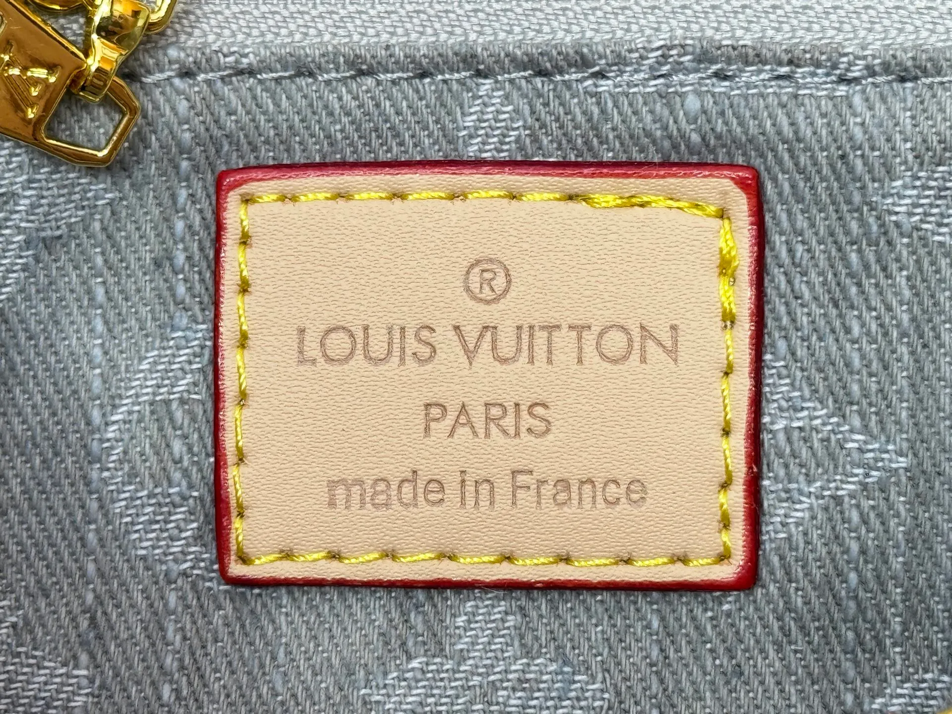 P300 Upgraded original M46373 M13189 M46871 Denim square bag series Onthego medium handbag (denim denim) This Onthego medium handbag is renovated with sand-washed Monogram jacquard denim, with leather trim and contrasting stitching. The ample capacity meets business or leisure needs, and the exquisite handle and long shoulder strap unlock multiple carrying methods. Dimensions 25.0 x 19.0 x 11.5 cm