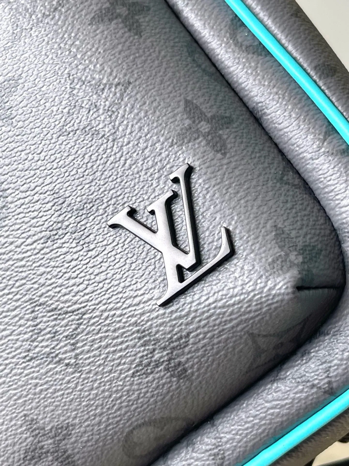 💰860 Top original order M11703 This Avenue small shoulder bag is made of Monogram Eclipse coated canvas, with a sophisticated structure to explore the trend of cross-body travel. An interior pocket in the main compartment ensures secure storage, while an exterior zippered pocket provides easy access to frequently used items. There is a triangular zipper pocket where the shoulder strap connects to the handbag. Dimensions: 16 × 33 × 5.7 cm