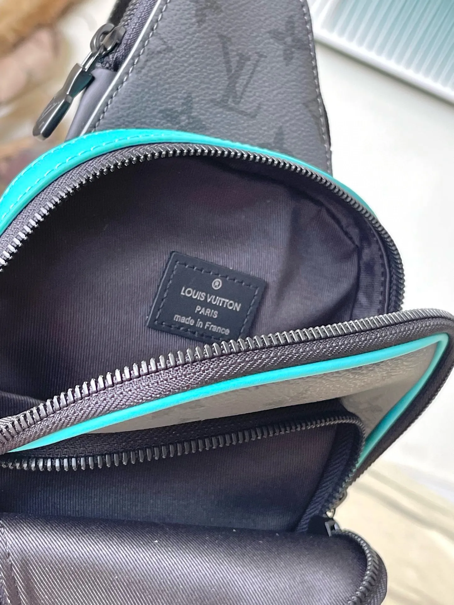 💰860 Top original order M11703 This Avenue small shoulder bag is made of Monogram Eclipse coated canvas, with a sophisticated structure to explore the trend of cross-body travel. An interior pocket in the main compartment ensures secure storage, while an exterior zippered pocket provides easy access to frequently used items. There is a triangular zipper pocket where the shoulder strap connects to the handbag. Dimensions: 16 × 33 × 5.7 cm
