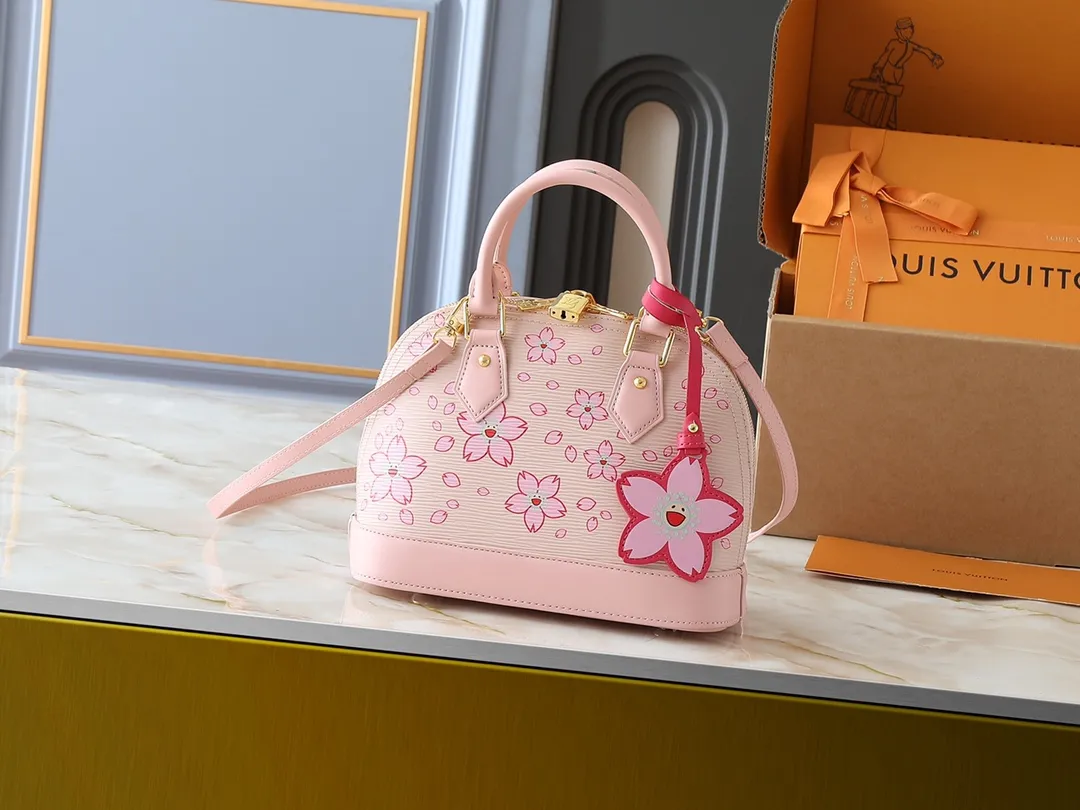 💰240💰Upgraded Original M13104 M53152 [LV × TM Alma BB Handbag] Sakura (Takashi Murakami) Created by Japanese artist Takashi Murakami, Maison’s brightly colored icon bag "LV × TM ALMA BB" is updated with a cheerful cherry blossom pattern that symbolizes regeneration. St adds gold hardware to Epi leather in soft pink tones to create a refined impression. You can enjoy various holding styles with the Tron handle and detachable leather strap. The interior can store daily items including large smartphones. Dimensions: 23.5 x 17.5 x 11.5 cm