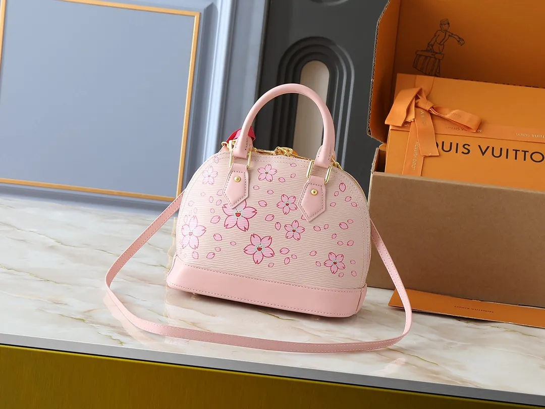 💰240💰Upgraded Original M13104 M53152 [LV × TM Alma BB Handbag] Sakura (Takashi Murakami) Created by Japanese artist Takashi Murakami, Maison’s brightly colored icon bag "LV × TM ALMA BB" is updated with a cheerful cherry blossom pattern that symbolizes regeneration. St adds gold hardware to Epi leather in soft pink tones to create a refined impression. You can enjoy various holding styles with the Tron handle and detachable leather strap. The interior can store daily items including large smartphones. Dimensions: 23.5 x 17.5 x 11.5 cm