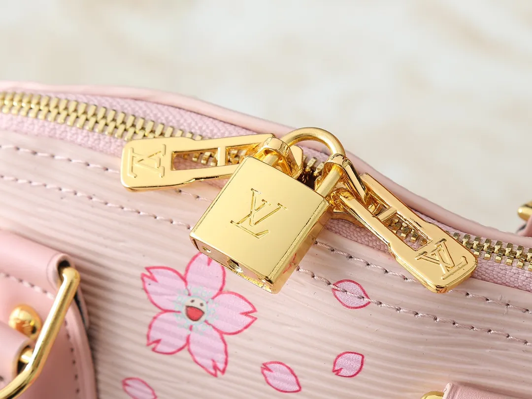 💰240💰Upgraded Original M13104 M53152 [LV × TM Alma BB Handbag] Sakura (Takashi Murakami) Created by Japanese artist Takashi Murakami, Maison’s brightly colored icon bag "LV × TM ALMA BB" is updated with a cheerful cherry blossom pattern that symbolizes regeneration. St adds gold hardware to Epi leather in soft pink tones to create a refined impression. You can enjoy various holding styles with the Tron handle and detachable leather strap. The interior can store daily items including large smartphones. Dimensions: 23.5 x 17.5 x 11.5 cm