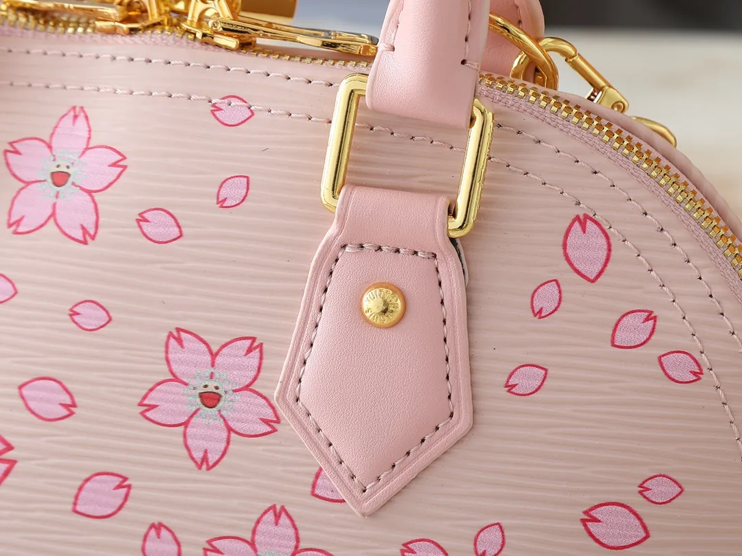 💰240💰Upgraded Original M13104 M53152 [LV × TM Alma BB Handbag] Sakura (Takashi Murakami) Created by Japanese artist Takashi Murakami, Maison’s brightly colored icon bag "LV × TM ALMA BB" is updated with a cheerful cherry blossom pattern that symbolizes regeneration. St adds gold hardware to Epi leather in soft pink tones to create a refined impression. You can enjoy various holding styles with the Tron handle and detachable leather strap. The interior can store daily items including large smartphones. Dimensions: 23.5 x 17.5 x 11.5 cm