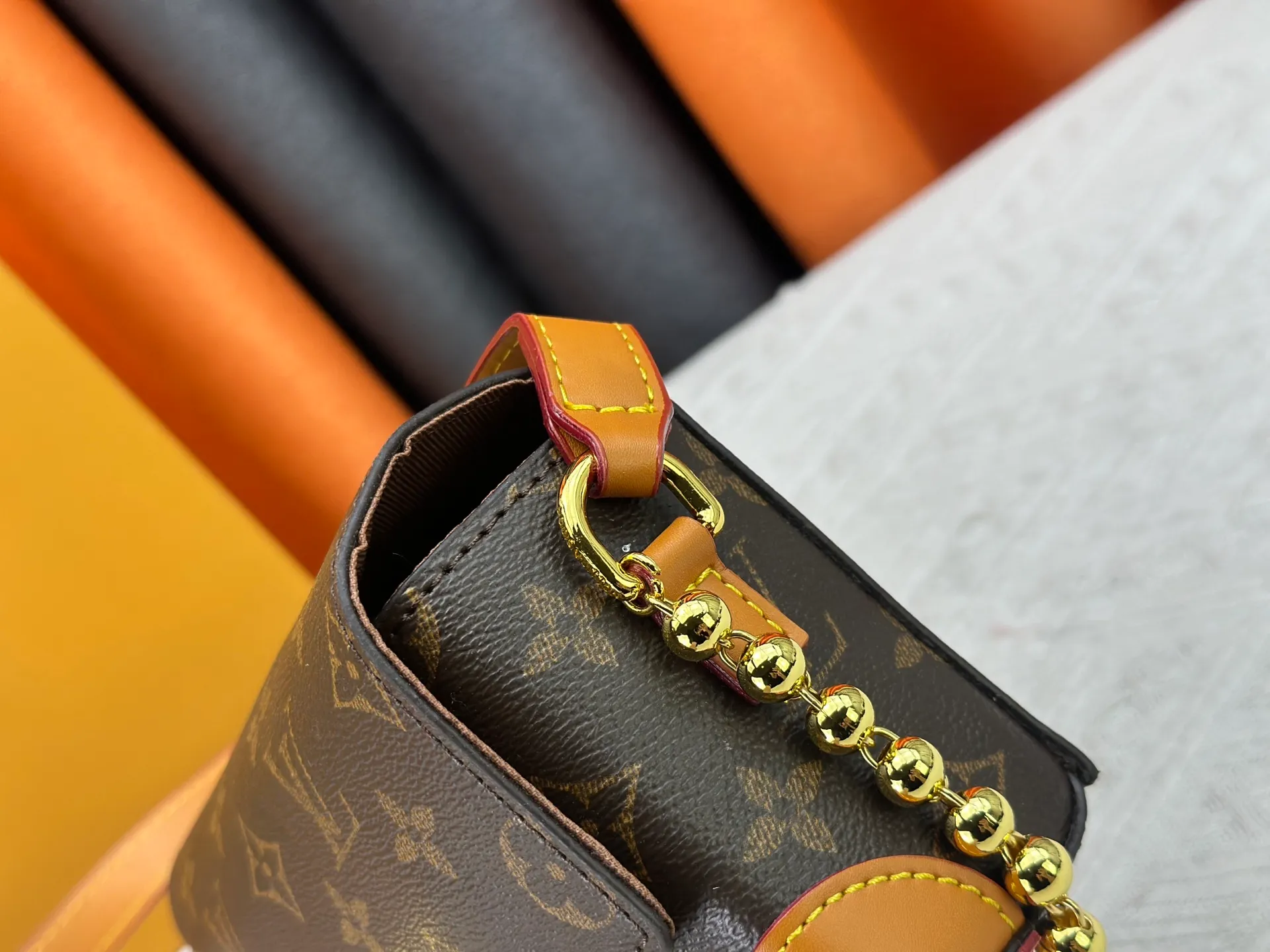 P220 Upgraded original M14738 This Steamer mini handbag is made of Monogram canvas, with distressed cow leather trim and dazzling metal parts. The new square lock snaps back to Pharrell Williams' signature Damier pattern, the delicate key connects to the intricate beaded chain, and the adjustable shoulder strap allows for shoulder or cross-body wear. Dimensions: 18 × 11 × 6.5 cm