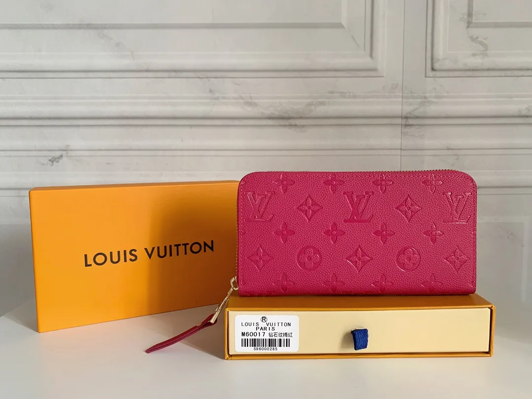 💰120 💎Upgraded original version 🇫🇷 Diamond pattern embossed material: embossed cowhide Introduction: 📢There are 8 credit card slots 3 large compartments to store banknotes Small zipper coin bag 3 flat bags to store bills 💋💋 Model: 60017 diamond pattern Model: 19x10.