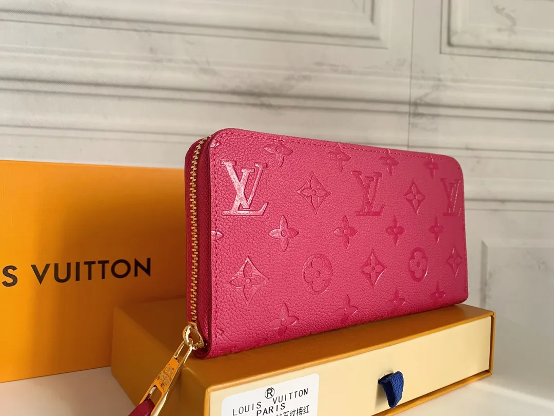 💰120 💎Upgraded original version 🇫🇷 Diamond pattern embossed material: embossed cowhide Introduction: 📢There are 8 credit card slots 3 large compartments to store banknotes Small zipper coin bag 3 flat bags to store bills 💋💋 Model: 60017 diamond pattern Model: 19x10.
