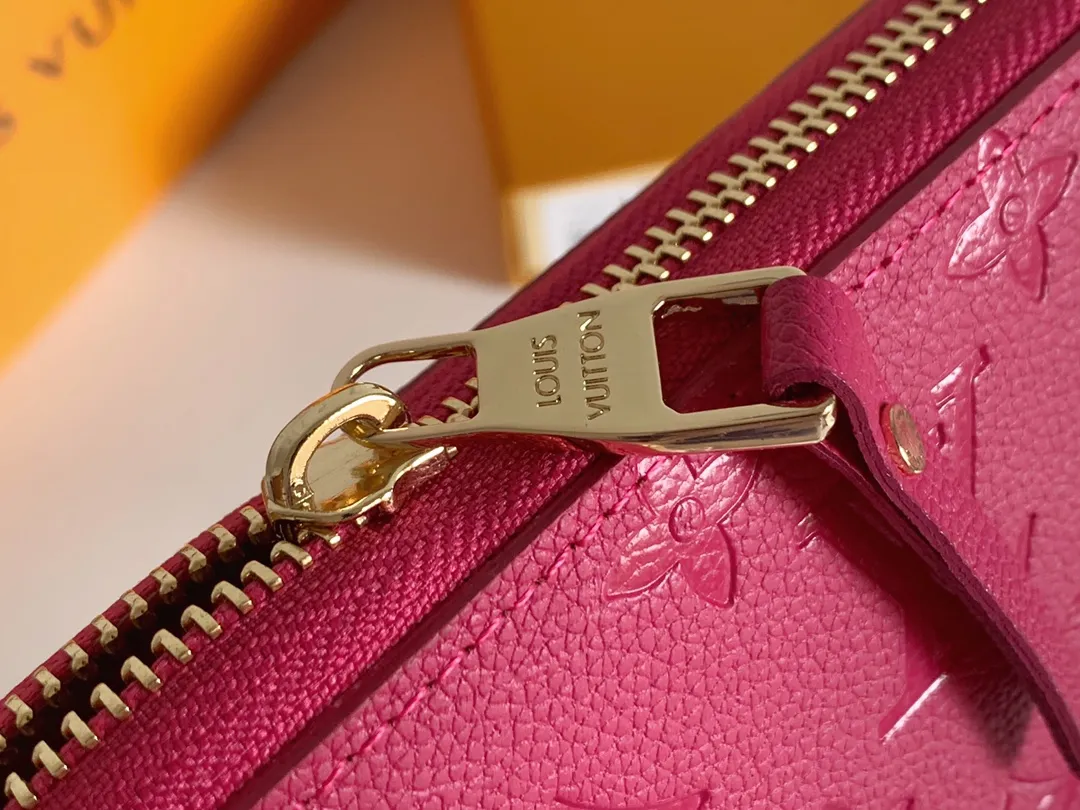 💰120 💎Upgraded original version 🇫🇷 Diamond pattern embossed material: embossed cowhide Introduction: 📢There are 8 credit card slots 3 large compartments to store banknotes Small zipper coin bag 3 flat bags to store bills 💋💋 Model: 60017 diamond pattern Model: 19x10.