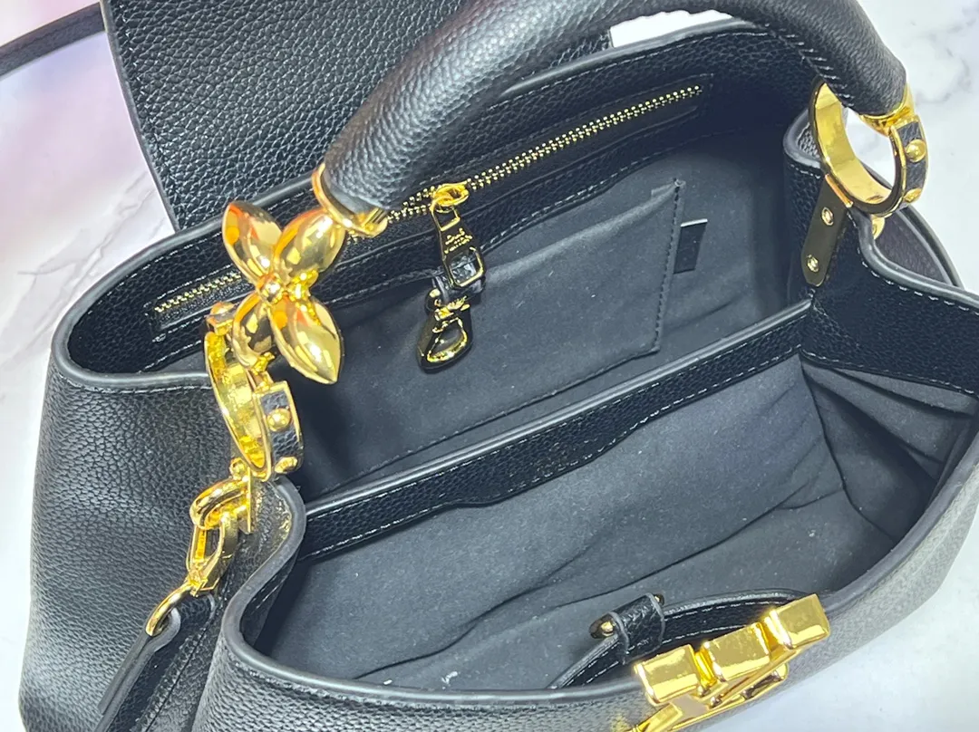 Batch 380💰Upgraded original M23943 M23944 M23945 M24698 M24989 This Capucines mini handbag incorporates exquisite Monogram flowers on the handle, presenting the three-dimensional look of the LV logo with delicate brushstrokes, injecting dazzling luster into the soft design. Full-grain Taurillon leather is designed to fit a smartphone, short wallet and other small essentials. Dimensions: Small 21.0 x 14.0 x 8.0 cm (L x H x W) Large 27x 17.5 x 9.0 cm (L x H x W)