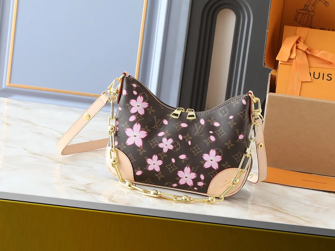 💰260💰Upgraded from the original M13265 M45832 This small Boulogne handbag is from the Louis Vuitton x Murakami replica series, using Monogram coated canvas to highlight the vibrant Cherry Blossom pattern. Classic leather shapes the detachable studded shoulder strap and corners, while dazzling metal hardware adds sophistication. Dimensions: 29.0 x 16.0 x 9.5 cm (length x height x width)