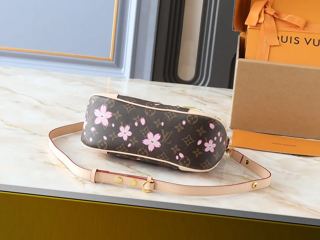 💰260💰Upgraded from the original M13265 M45832 This small Boulogne handbag is from the Louis Vuitton x Murakami replica series, using Monogram coated canvas to highlight the vibrant Cherry Blossom pattern. Classic leather shapes the detachable studded shoulder strap and corners, while dazzling metal hardware adds sophistication. Dimensions: 29.0 x 16.0 x 9.5 cm (length x height x width)