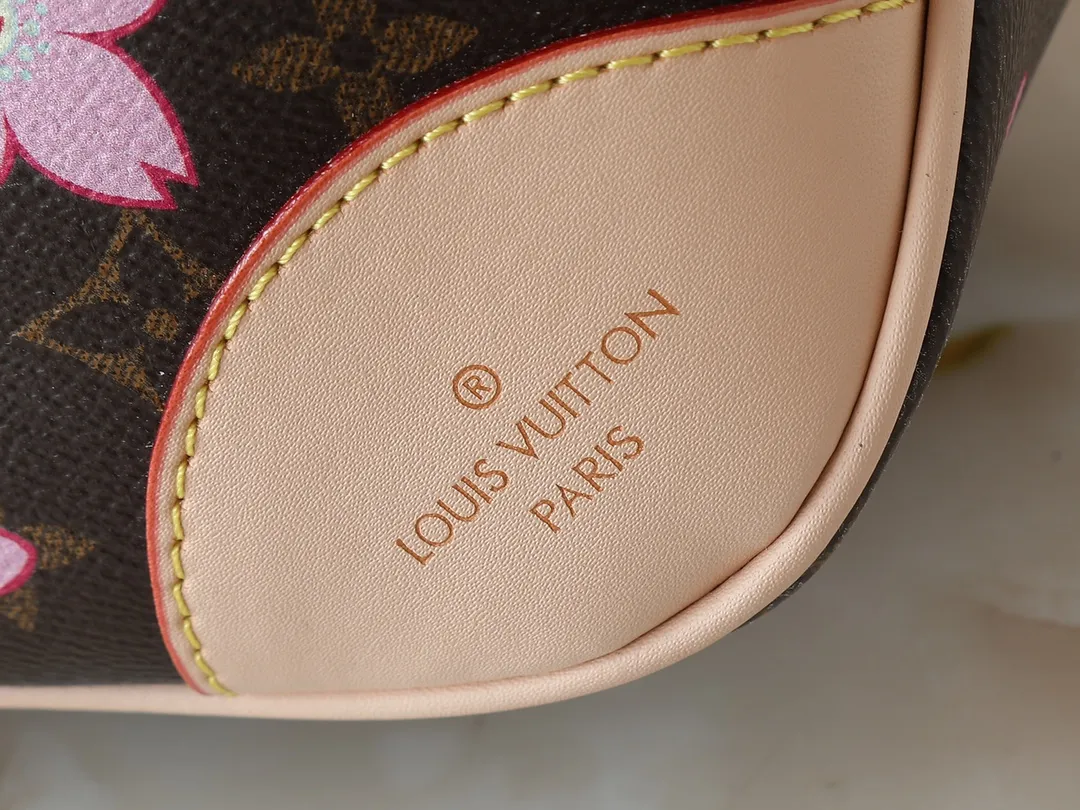 💰260💰Upgraded from the original M13265 M45832 This small Boulogne handbag is from the Louis Vuitton x Murakami replica series, using Monogram coated canvas to highlight the vibrant Cherry Blossom pattern. Classic leather shapes the detachable studded shoulder strap and corners, while dazzling metal hardware adds sophistication. Dimensions: 29.0 x 16.0 x 9.5 cm (length x height x width)