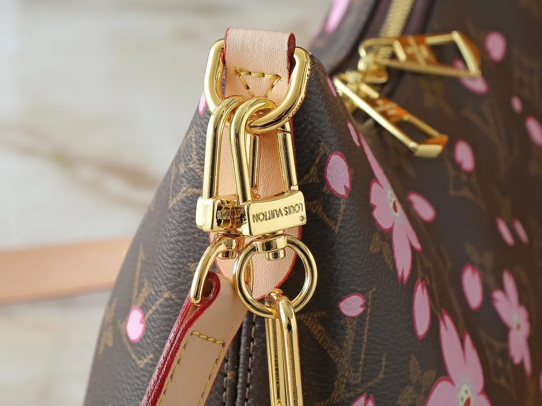 💰260💰Upgraded from the original M13265 M45832 This small Boulogne handbag is from the Louis Vuitton x Murakami replica series, using Monogram coated canvas to highlight the vibrant Cherry Blossom pattern. Classic leather shapes the detachable studded shoulder strap and corners, while dazzling metal hardware adds sophistication. Dimensions: 29.0 x 16.0 x 9.5 cm (length x height x width)