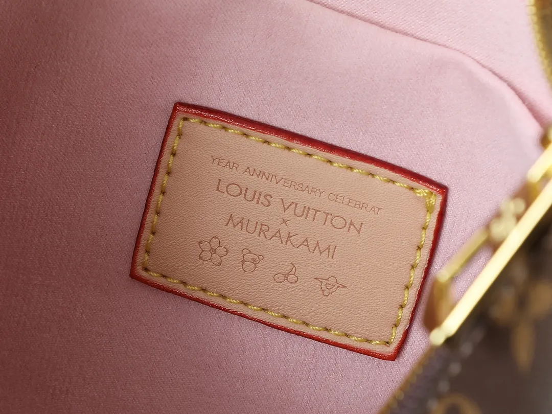 💰260💰Upgraded from the original M13265 M45832 This small Boulogne handbag is from the Louis Vuitton x Murakami replica series, using Monogram coated canvas to highlight the vibrant Cherry Blossom pattern. Classic leather shapes the detachable studded shoulder strap and corners, while dazzling metal hardware adds sophistication. Dimensions: 29.0 x 16.0 x 9.5 cm (length x height x width)