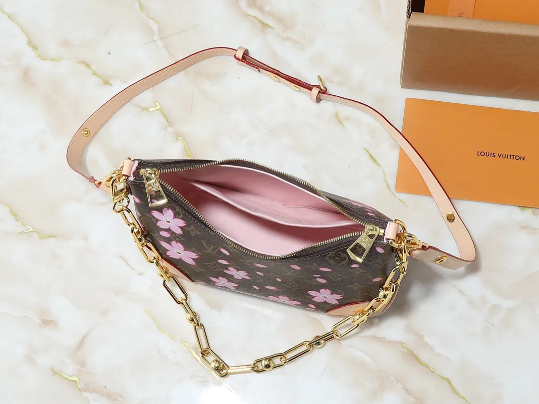 💰260💰Upgraded from the original M13265 M45832 This small Boulogne handbag is from the Louis Vuitton x Murakami replica series, using Monogram coated canvas to highlight the vibrant Cherry Blossom pattern. Classic leather shapes the detachable studded shoulder strap and corners, while dazzling metal hardware adds sophistication. Dimensions: 29.0 x 16.0 x 9.5 cm (length x height x width)