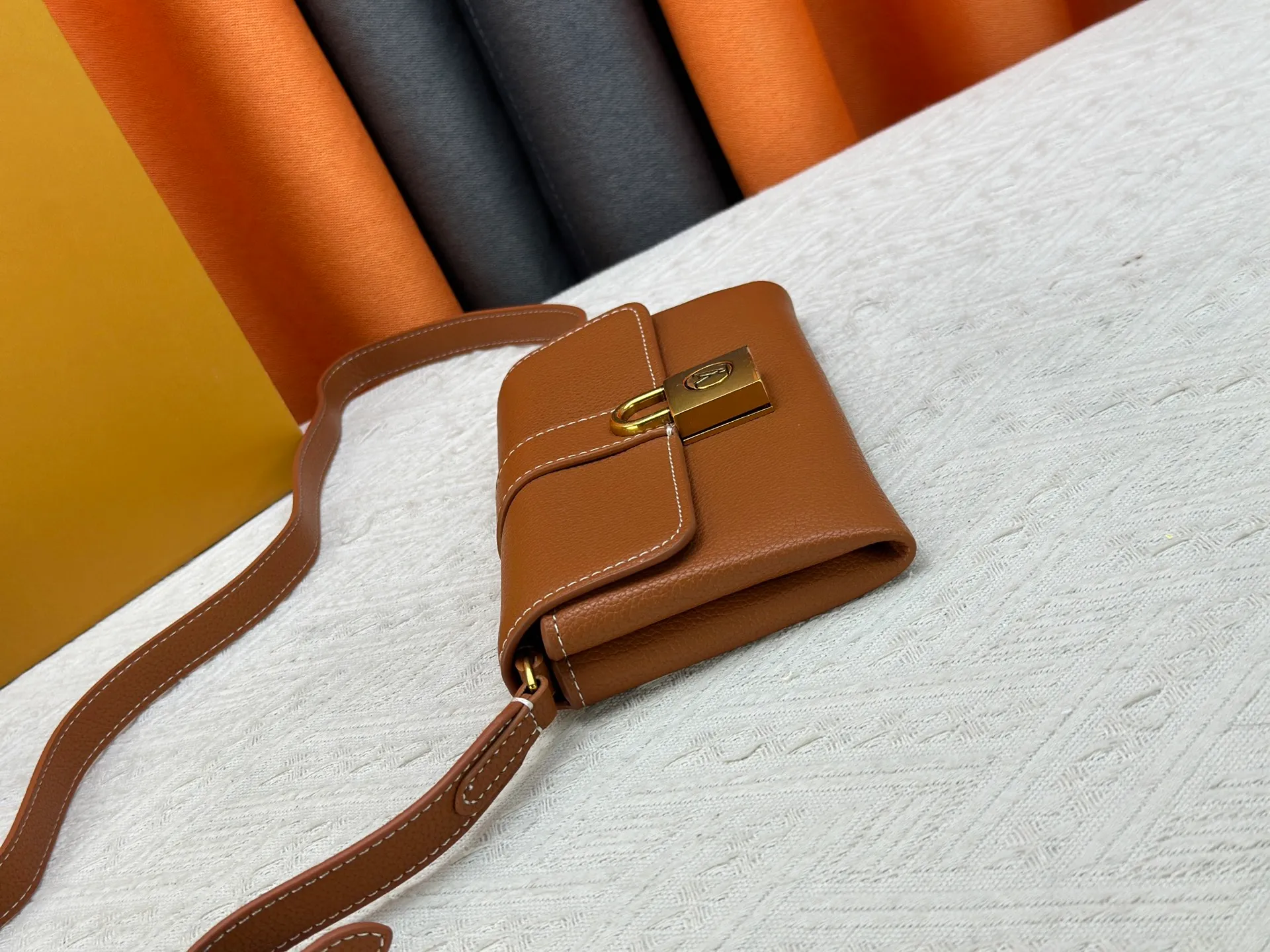 P240 Upgraded original M12147 This Wallet On Chain handbag is made of soft cow leather, adding a functional option to the Low Key series. The removable zipper bag is cut from Monogram canvas, demonstrating the brand's exquisite craftsmanship. The creative LV lock design ensures safe placement of valuables. Dimensions: 22.0 x 13.0 x 3.5 cm (length x height x width)