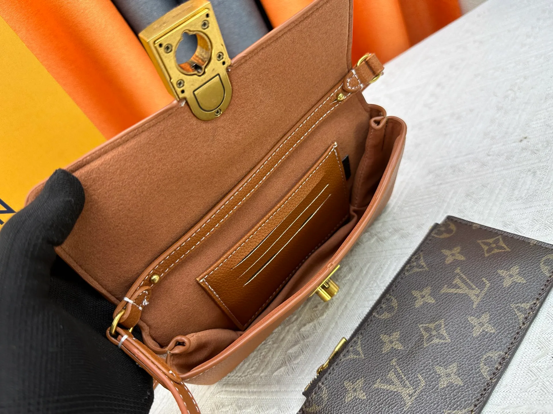 P240 Upgraded original M12147 This Wallet On Chain handbag is made of soft cow leather, adding a functional option to the Low Key series. The removable zipper bag is cut from Monogram canvas, demonstrating the brand's exquisite craftsmanship. The creative LV lock design ensures safe placement of valuables. Dimensions: 22.0 x 13.0 x 3.5 cm (length x height x width)