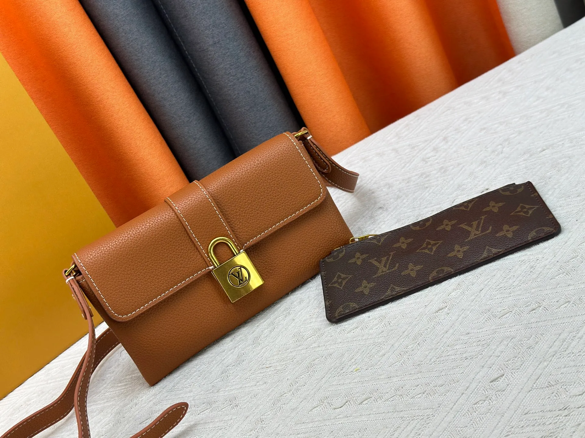 P240 Upgraded original M12147 This Wallet On Chain handbag is made of soft cow leather, adding a functional option to the Low Key series. The removable zipper bag is cut from Monogram canvas, demonstrating the brand's exquisite craftsmanship. The creative LV lock design ensures safe placement of valuables. Dimensions: 22.0 x 13.0 x 3.5 cm (length x height x width)