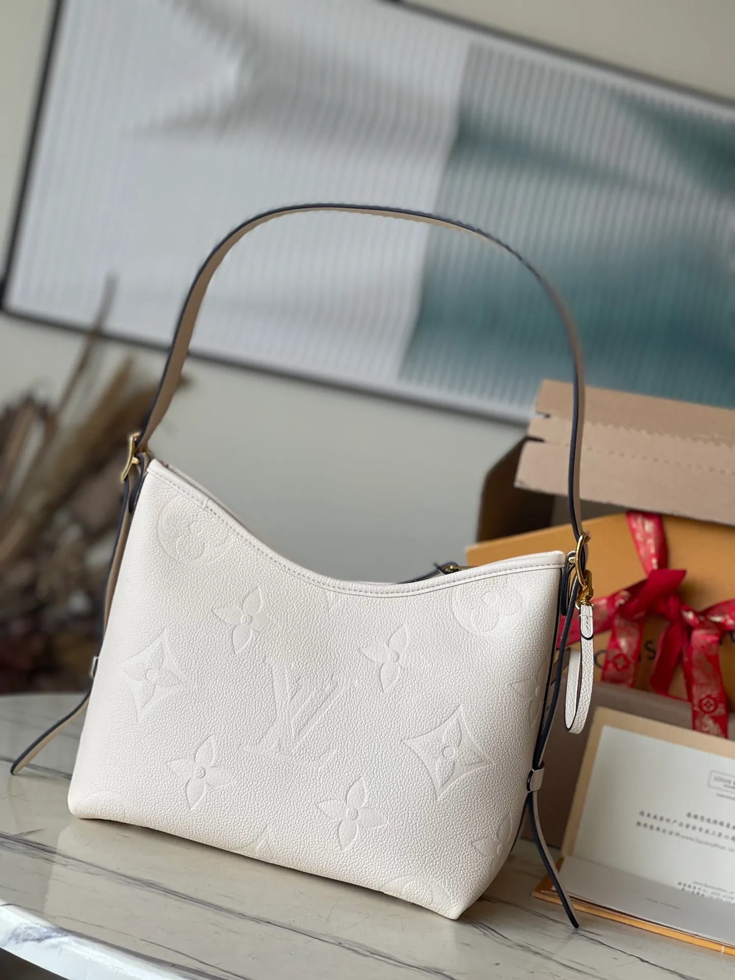 💰1180 (top layer leather) top original order M46293. Support counter inspection. Photos taken of duty-free goods are consistent with the product without unpacking. This product is an exclusive duty-free product in the market and is the highest-end product. Inspection is supported. This product has passed strict inspection and is flawless. Please wear gloves when touching the product. This product is not returnable or exchangeable. Please confirm the product first and then remove the label on the handle. This product is temporarily not open to the public, only regular customers, and is in short supply. Dimensions: 24 x 29.5 x 12 cm