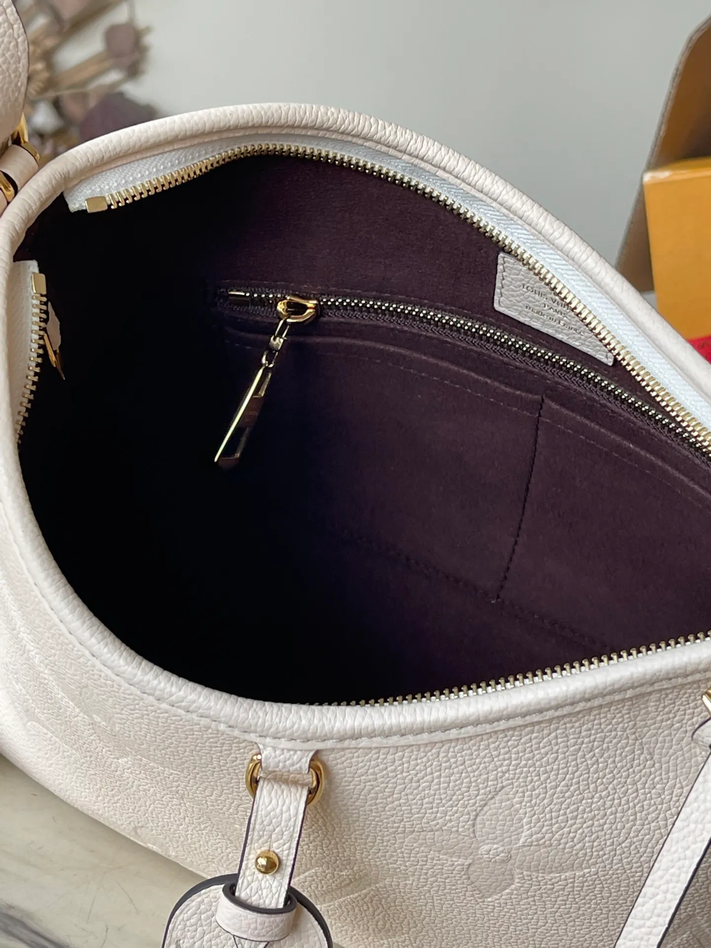 💰1180 (top layer leather) top original order M46293. Support counter inspection. Photos taken of duty-free goods are consistent with the product without unpacking. This product is an exclusive duty-free product in the market and is the highest-end product. Inspection is supported. This product has passed strict inspection and is flawless. Please wear gloves when touching the product. This product is not returnable or exchangeable. Please confirm the product first and then remove the label on the handle. This product is temporarily not open to the public, only regular customers, and is in short supply. Dimensions: 24 x 29.5 x 12 cm