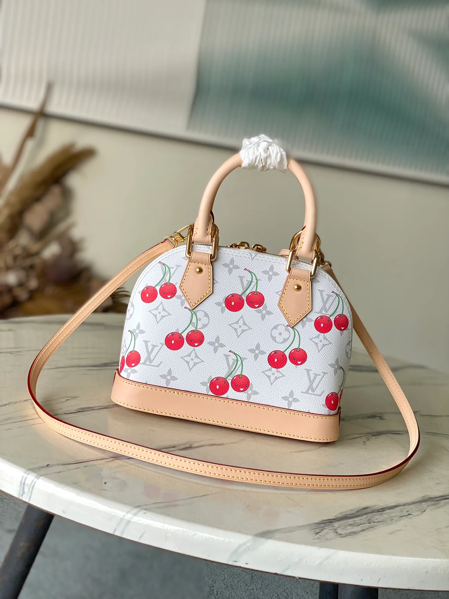 💰960 Top Original Order M14234 (53152 Cherry) This stylish and outstanding Alma BB handbag is derived from the interesting replica Louis Vuitton x Murakami series. It is made of the brand's classic Monogram coated canvas to create a silhouette inspired by the Art Deco style, and is embellished with Japanese artist Takashi Murakami's bright cherry pattern in bright colors. The bag's iconic natural leather adds eye-catching style to the elegant Toron top handle, bottom and playful bow-shaped key holder.  23.5 x 17.5 x 11.5 cm (length x height x width)