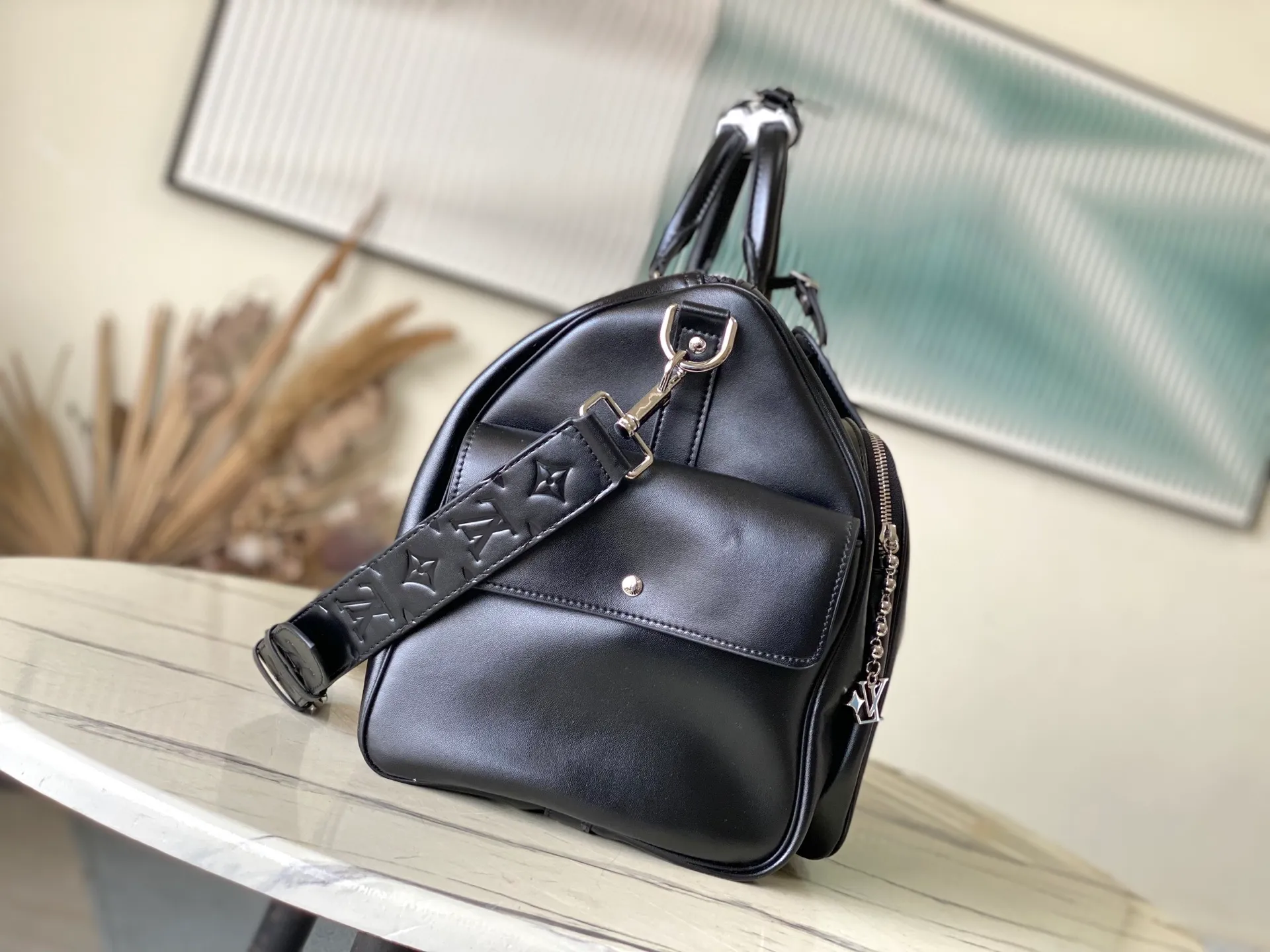 💰1760 (top layer leather) top original order M13992 This Keepall Cargo Bandouliere 50 travel bag is made of glossy cow leather dip-dyed in dark tones, allowing the classic design to capture the changes of light and shadow between movement and stillness, showing Pharrell Wiliams' inspirational exploration of the blurred night. The LV letter decoration and zipper puller on the zipper outer bag add a metallic luster. Dimensions: 52 × 23 × 29 cm