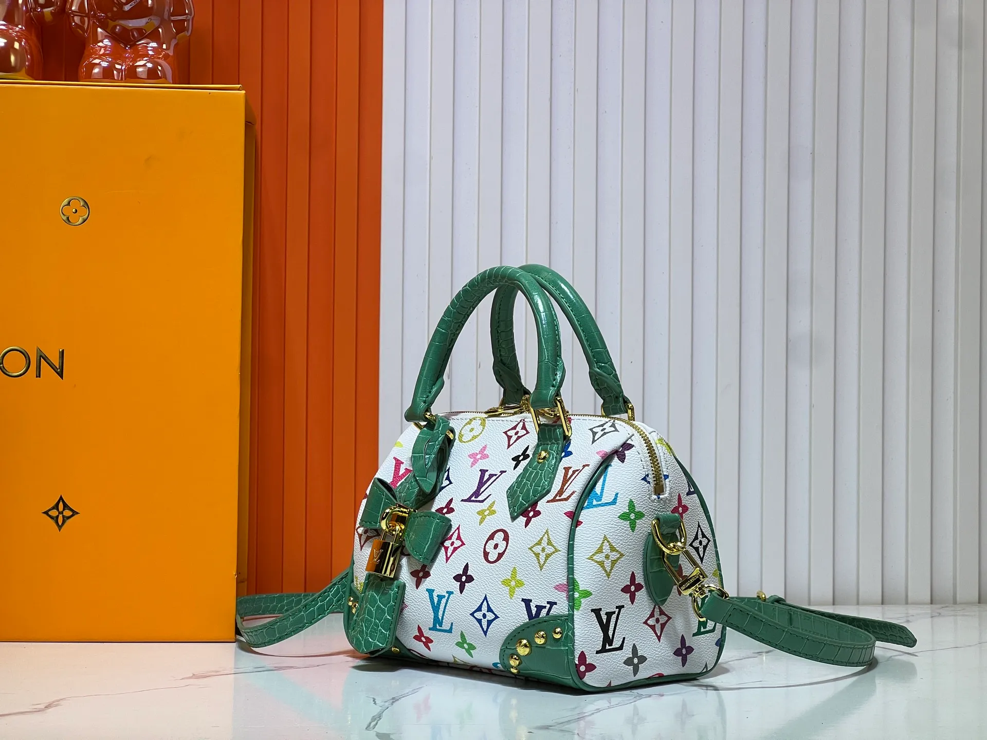 Batch 280💰Upgraded original crocodile pattern M13365 M58953 M46234 M46222 Speedy Bandoulière 20 handbag is made of soft coated canvas, and the full-length Monogram pattern is traced in colorful rainbow tones, highlighting the smart style of the Louis Vuitton x Murakami reissue series. The Toron handle and detachable shoulder strap are constructed of cow leather, the metal corners recall classic luggage elements, and the bow-shaped key bag and padlock add brand touches. Dimensions: 20.5 x 13.5 x 12.0 cm (length x height x width)