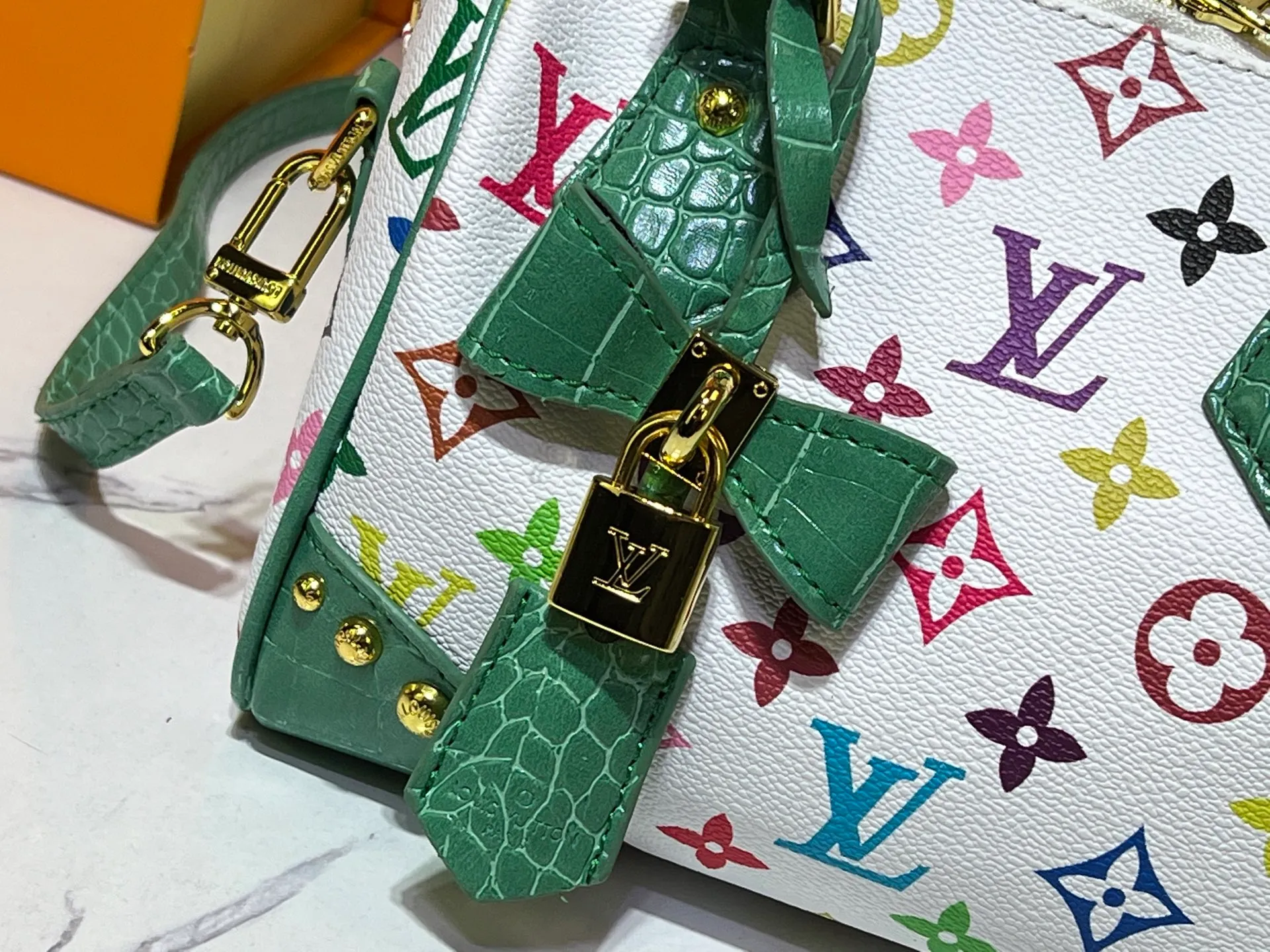 Batch 280💰Upgraded original crocodile pattern M13365 M58953 M46234 M46222 Speedy Bandoulière 20 handbag is made of soft coated canvas, and the full-length Monogram pattern is traced in colorful rainbow tones, highlighting the smart style of the Louis Vuitton x Murakami reissue series. The Toron handle and detachable shoulder strap are constructed of cow leather, the metal corners recall classic luggage elements, and the bow-shaped key bag and padlock add brand touches. Dimensions: 20.5 x 13.5 x 12.0 cm (length x height x width)