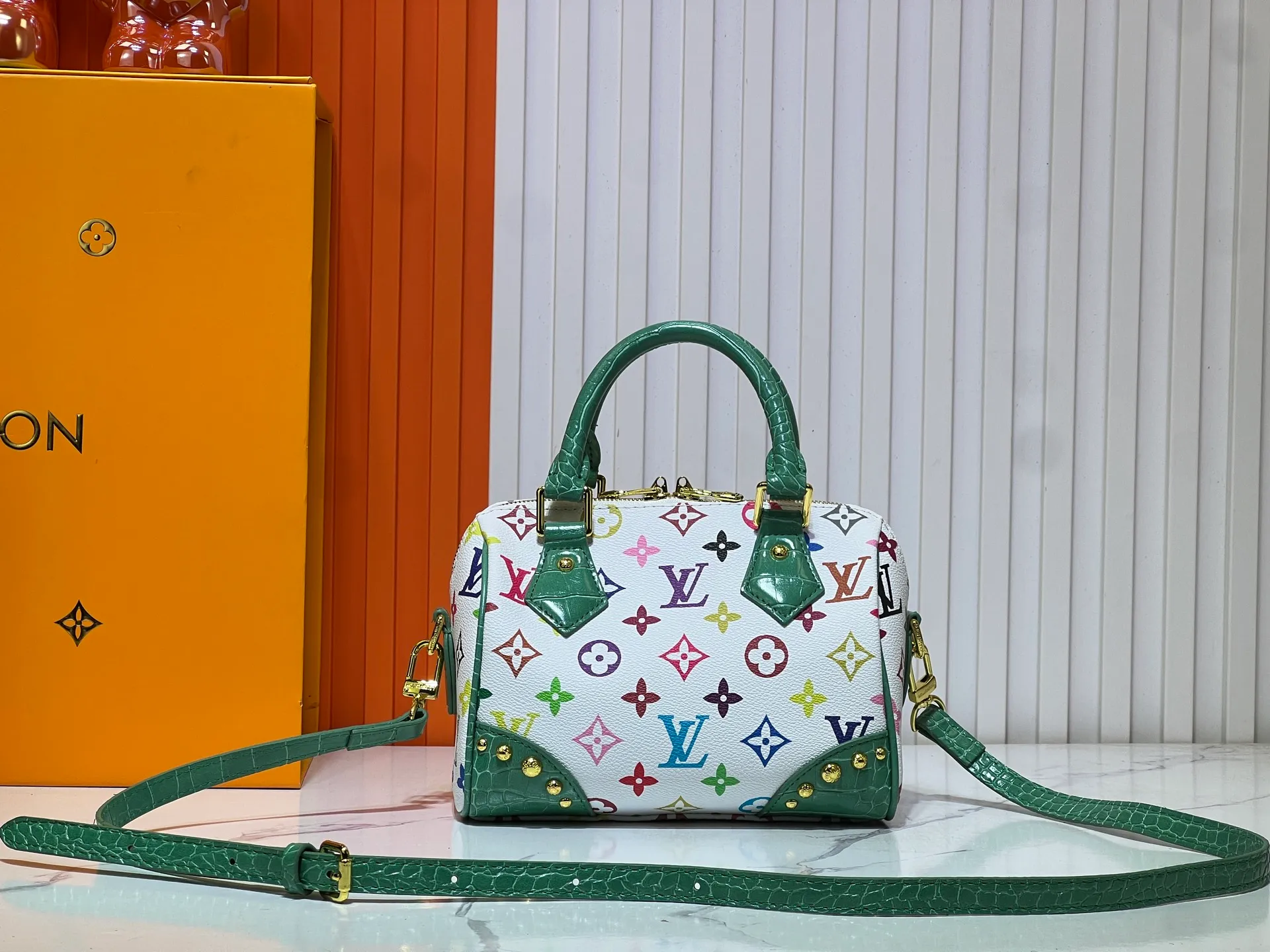 Batch 280💰Upgraded original crocodile pattern M13365 M58953 M46234 M46222 Speedy Bandoulière 20 handbag is made of soft coated canvas, and the full-length Monogram pattern is traced in colorful rainbow tones, highlighting the smart style of the Louis Vuitton x Murakami reissue series. The Toron handle and detachable shoulder strap are constructed of cow leather, the metal corners recall classic luggage elements, and the bow-shaped key bag and padlock add brand touches. Dimensions: 20.5 x 13.5 x 12.0 cm (length x height x width)