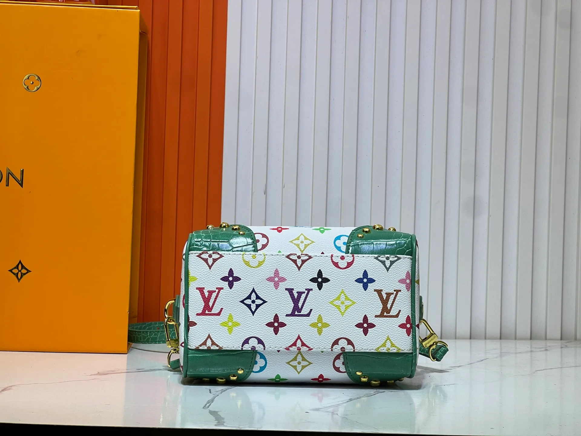 Batch 280💰Upgraded original crocodile pattern M13365 M58953 M46234 M46222 Speedy Bandoulière 20 handbag is made of soft coated canvas, and the full-length Monogram pattern is traced in colorful rainbow tones, highlighting the smart style of the Louis Vuitton x Murakami reissue series. The Toron handle and detachable shoulder strap are constructed of cow leather, the metal corners recall classic luggage elements, and the bow-shaped key bag and padlock add brand touches. Dimensions: 20.5 x 13.5 x 12.0 cm (length x height x width)