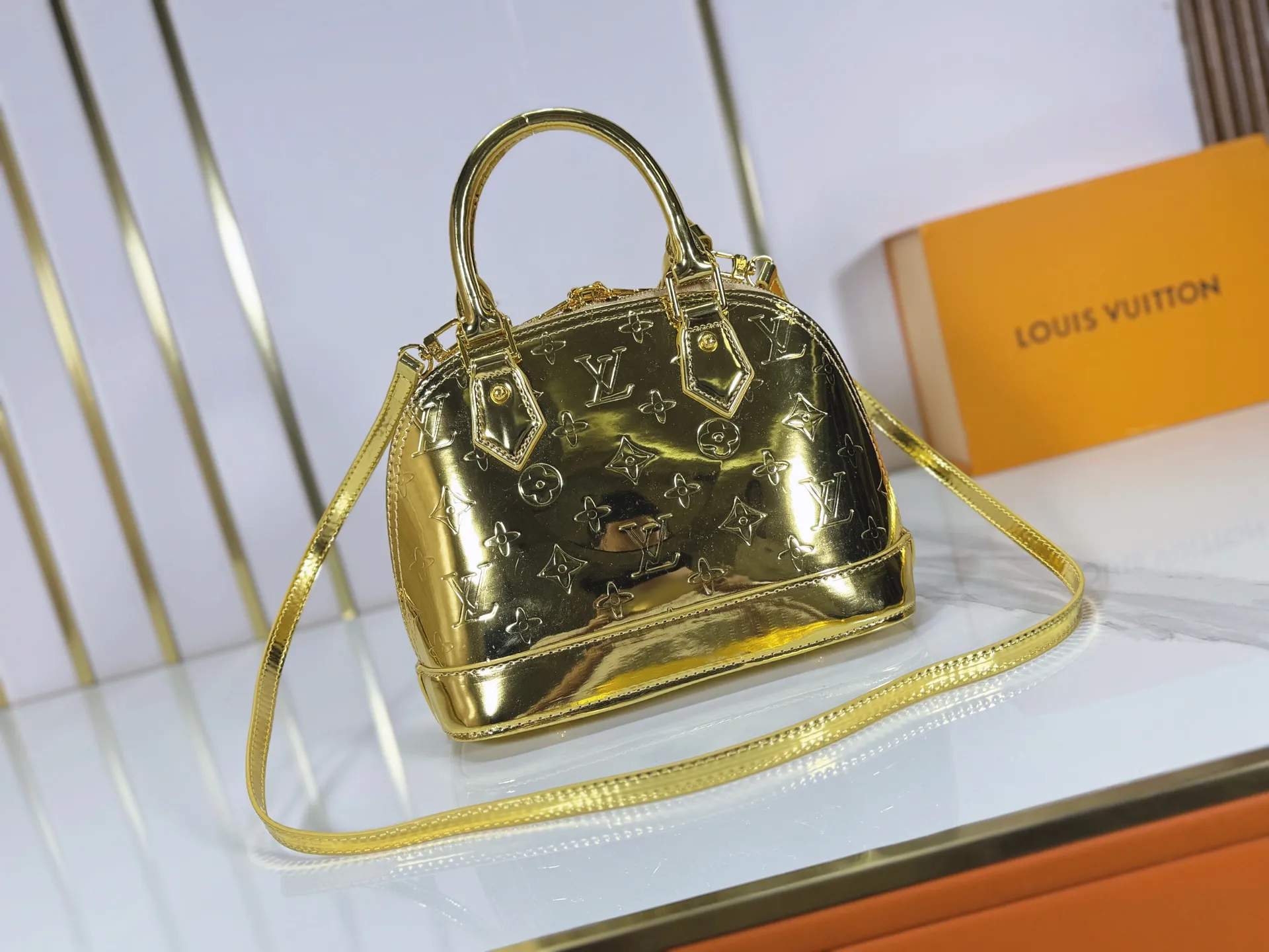 P240 M11835 M53151 M53152 The Alma medium handbag in the LVSki series draws inspiration from the Louis Vuitton archive hard box, rendering the Monogram embossed coated canvas with a new Monogram Miroir effect, highlighting the concept of retro futurism. Spacious interior patch pockets ensure organized storage. Size: 23.5x17.5x11.5cm